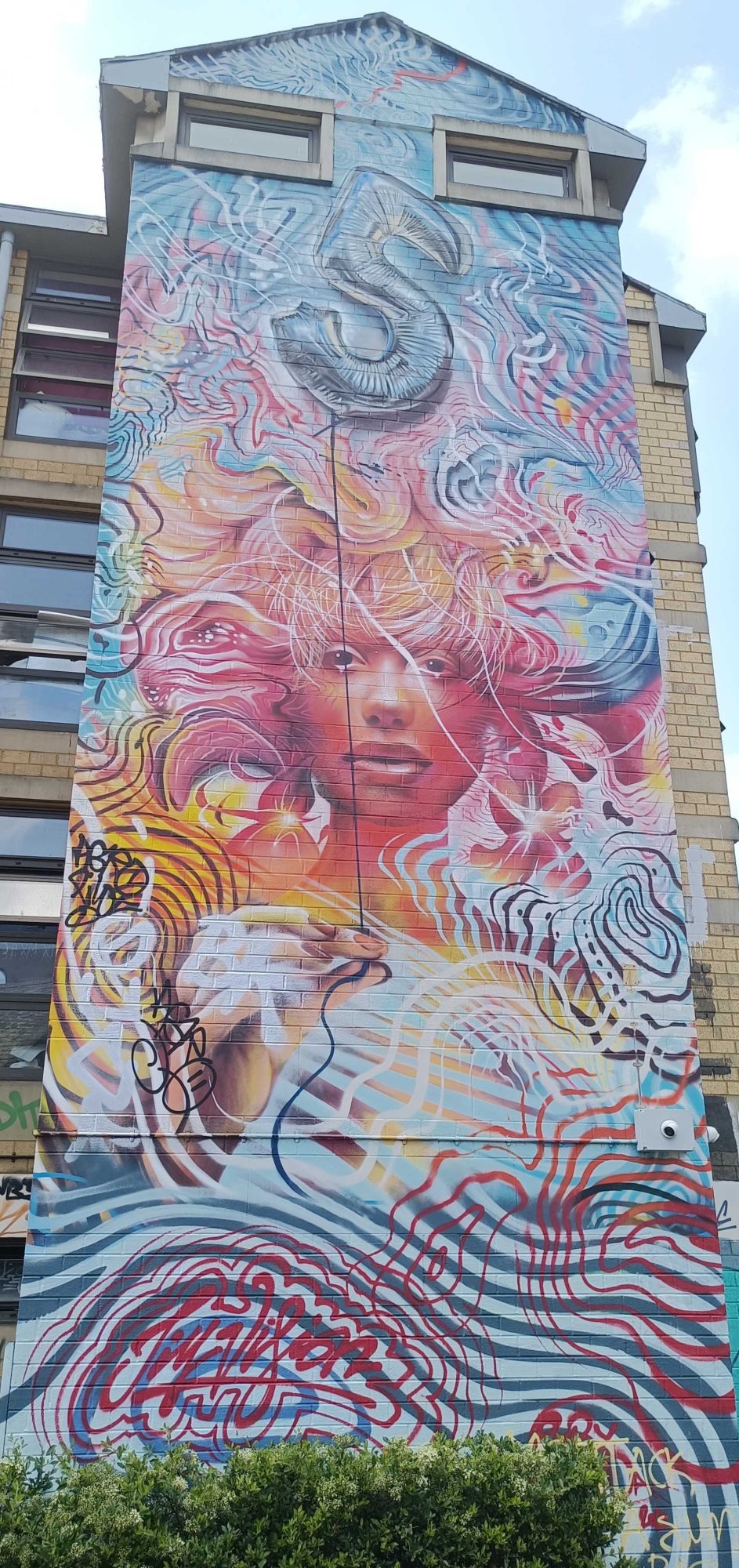 Murale visage ondulant coloré — Street art à London