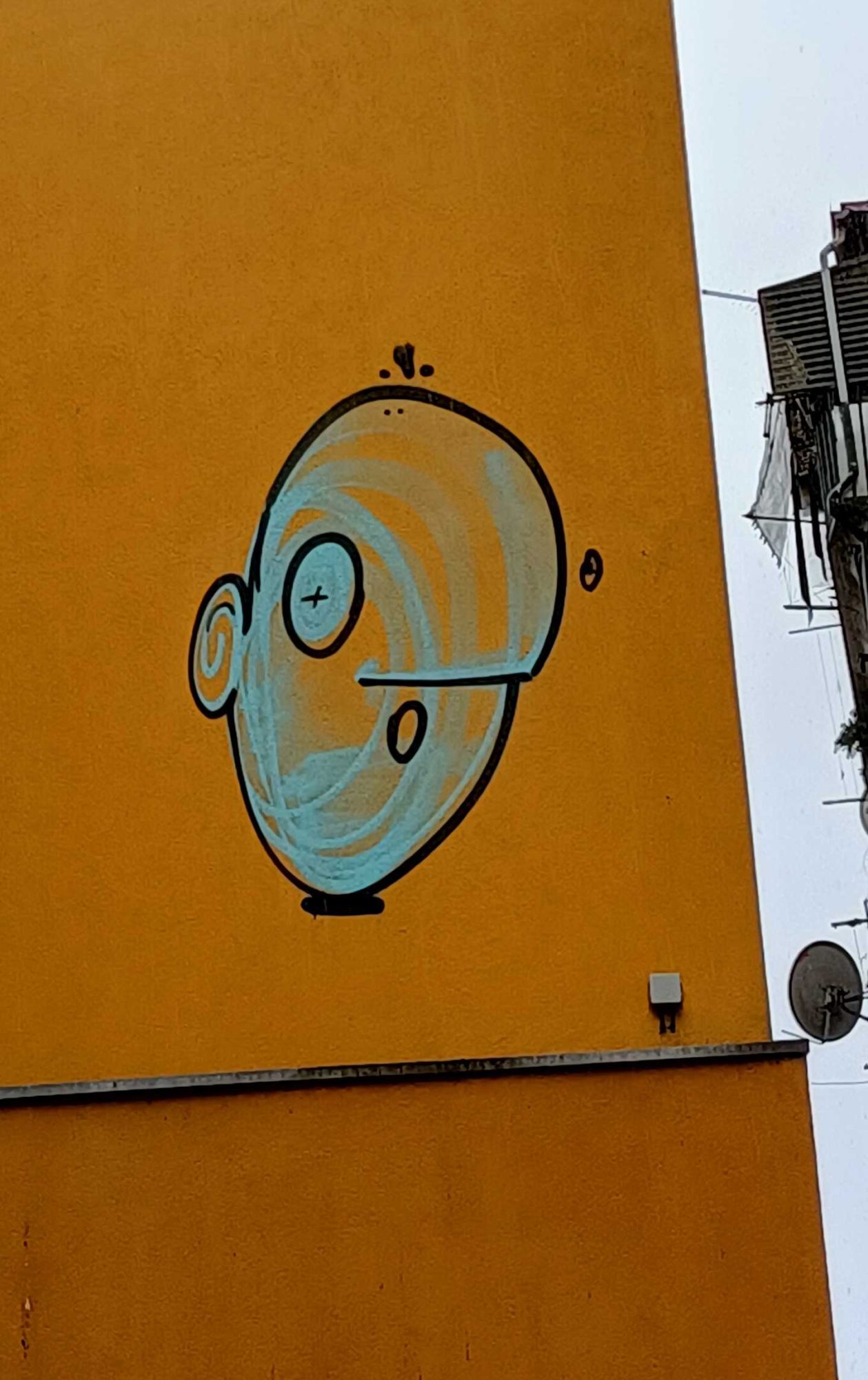 Visage bleu sur fond jaune — Street art à Porto