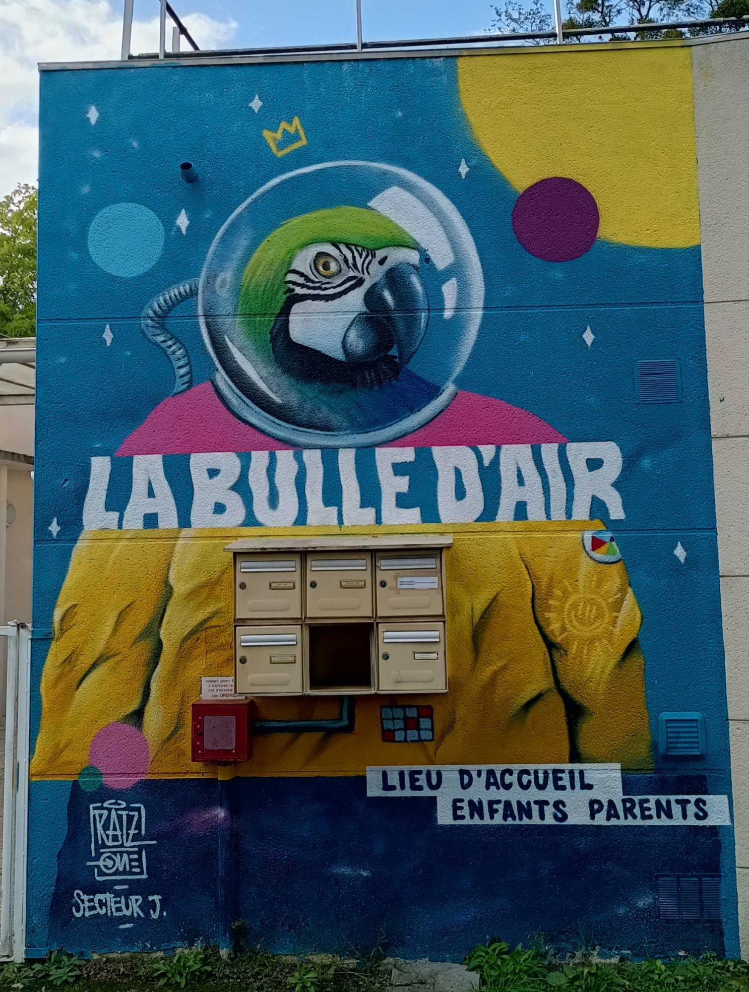 Macaw in a Spacesuit — Street art by Ratz One in La Chapelle-sur-Erdre