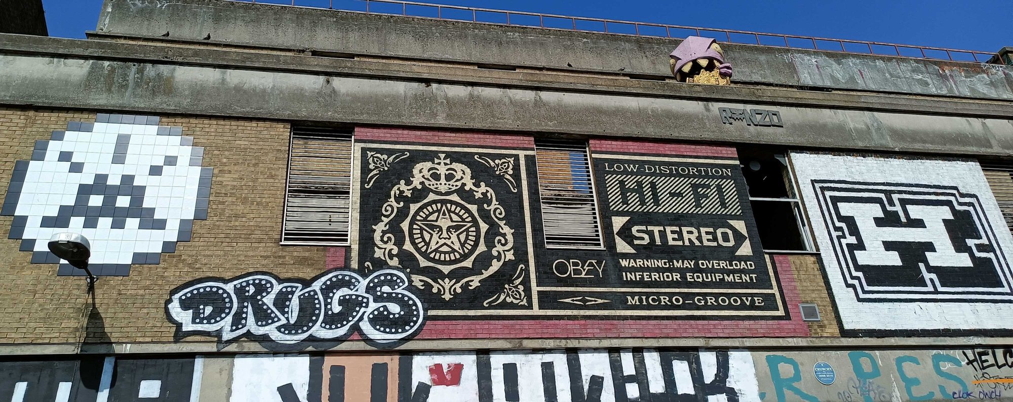 Invader et Obey en haut de façade — Street art de Invader, Obey (Shepard Fairey) à London