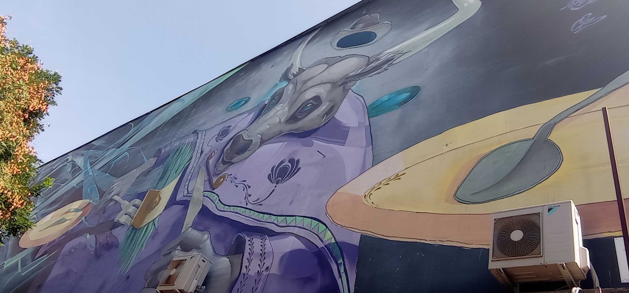 Taureau Cosmique en Costume Folk — Street art à Budapest
