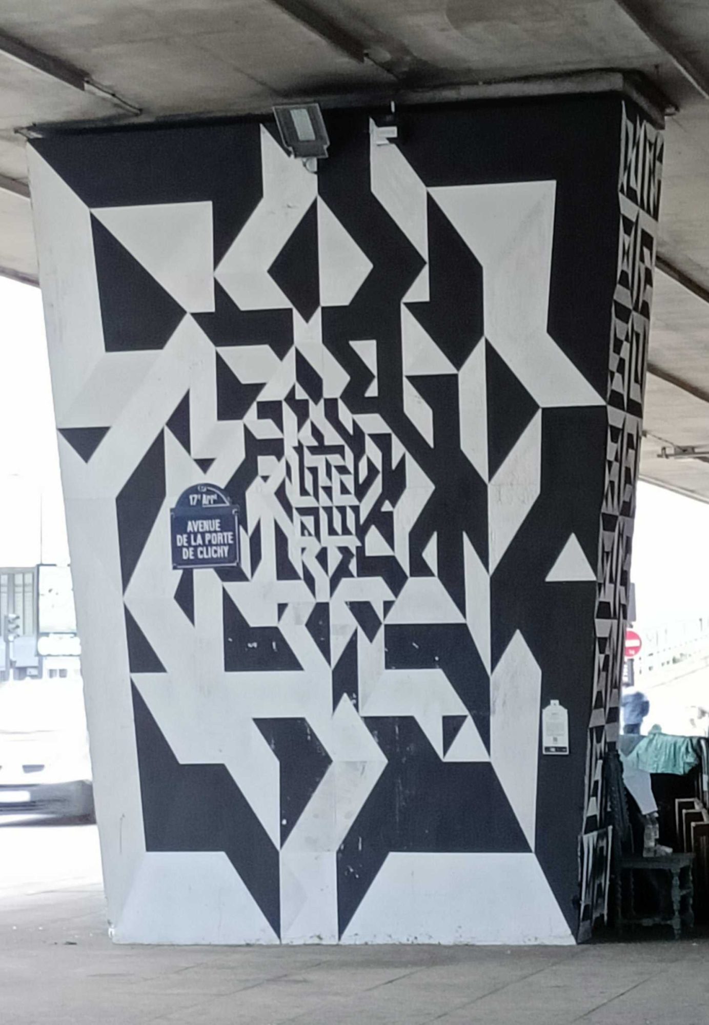 Pilier géométrique noir et blanc sous un pont — Street art de Renzo à Clichy
