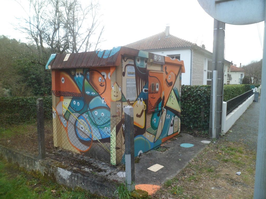 Farandole de petits personnages — Street art à Champcevinel