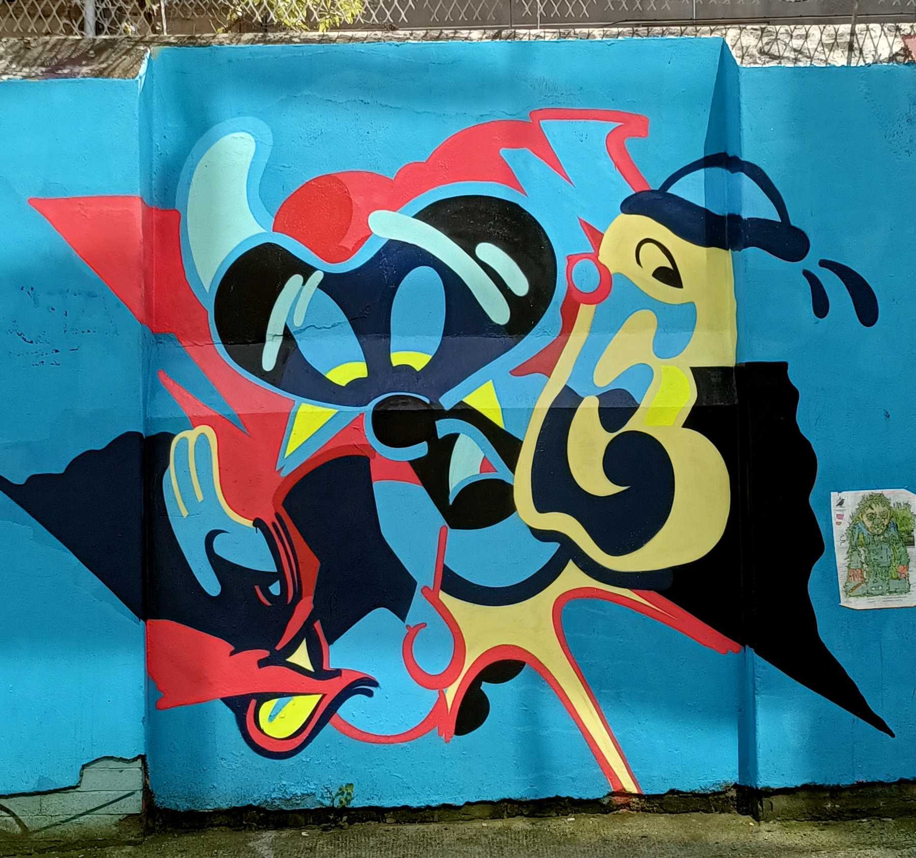 Cartoon éclaté sur mur bleu — Street art à London