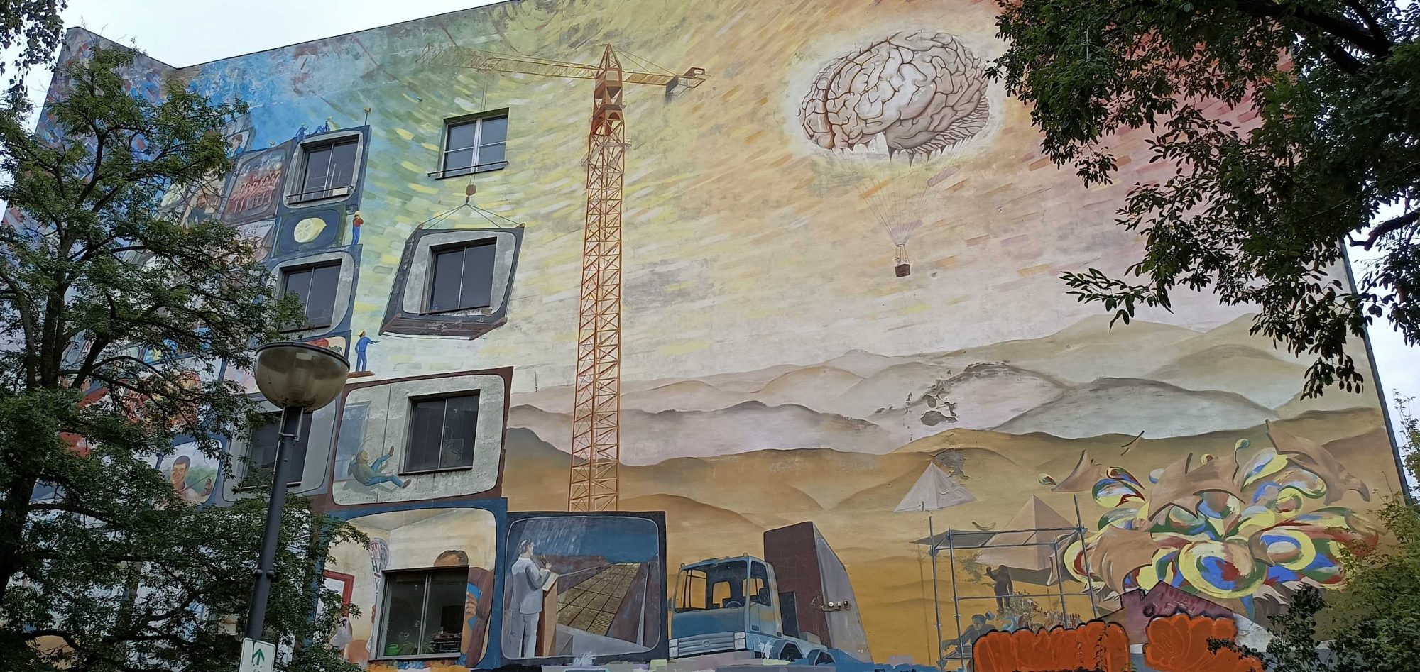 La grue, les ouvriers et le cerveau — Street art à Berlin