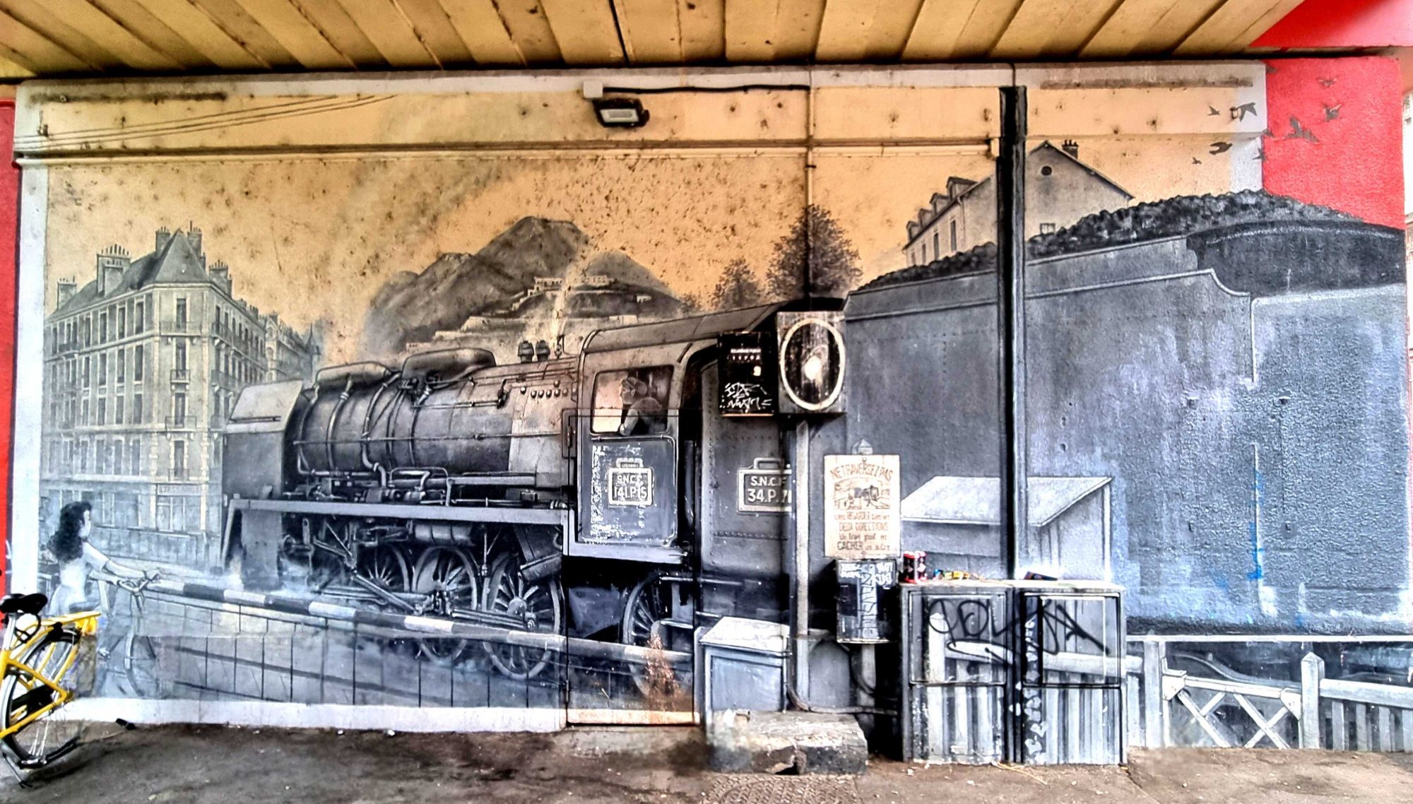 Locomotive vapeur sous un pont — Street art à Grenoble