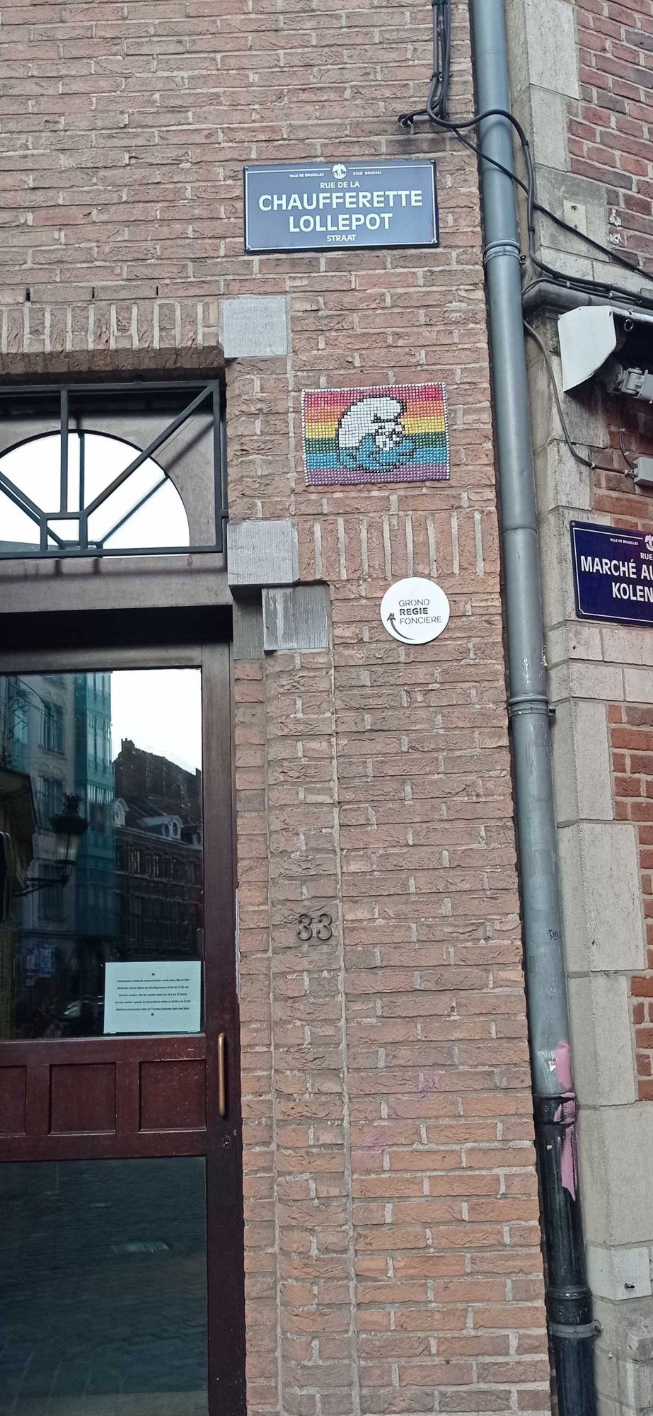 The rainbow tile of rue Chaufferette — Street art in Bruxelles