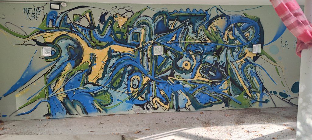 Fluid Drips in Blue and Yellow — Street art in Saint-Étienne