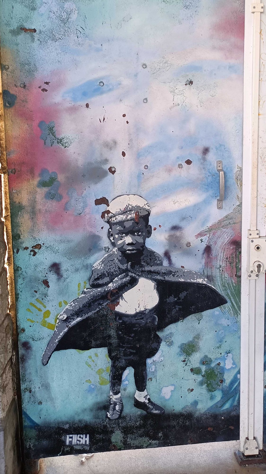 L'enfant aux ailes de chauve-souris, par Fiish — Street art à Bourges