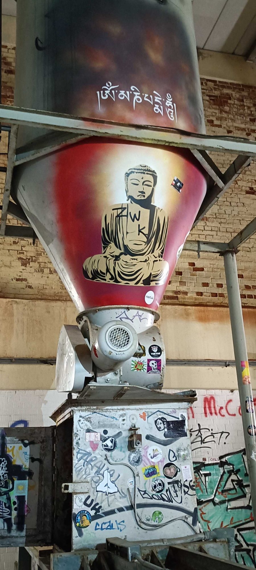 Bouddha sur trémie de silo — Street art à Berlin