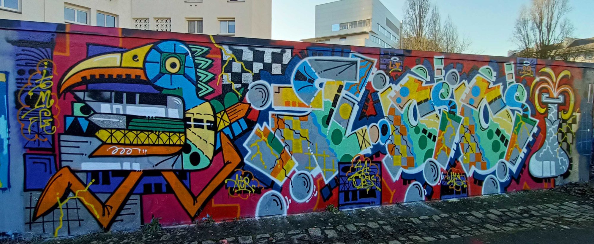 L'oiseau à long bec et le lettrage brisé — Street art à Nantes