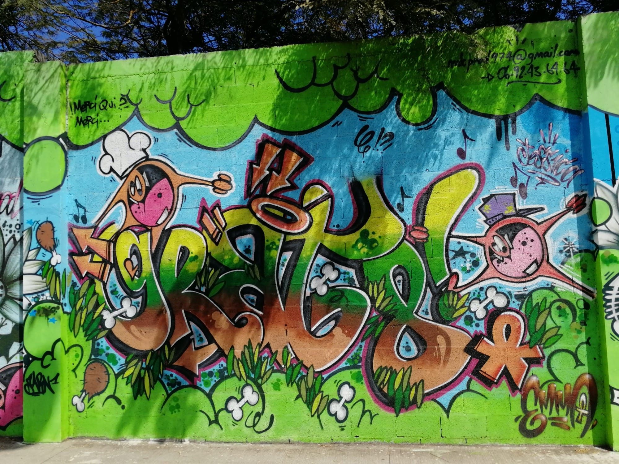 Tropical letter jungle — Street art in Saint-Leu
