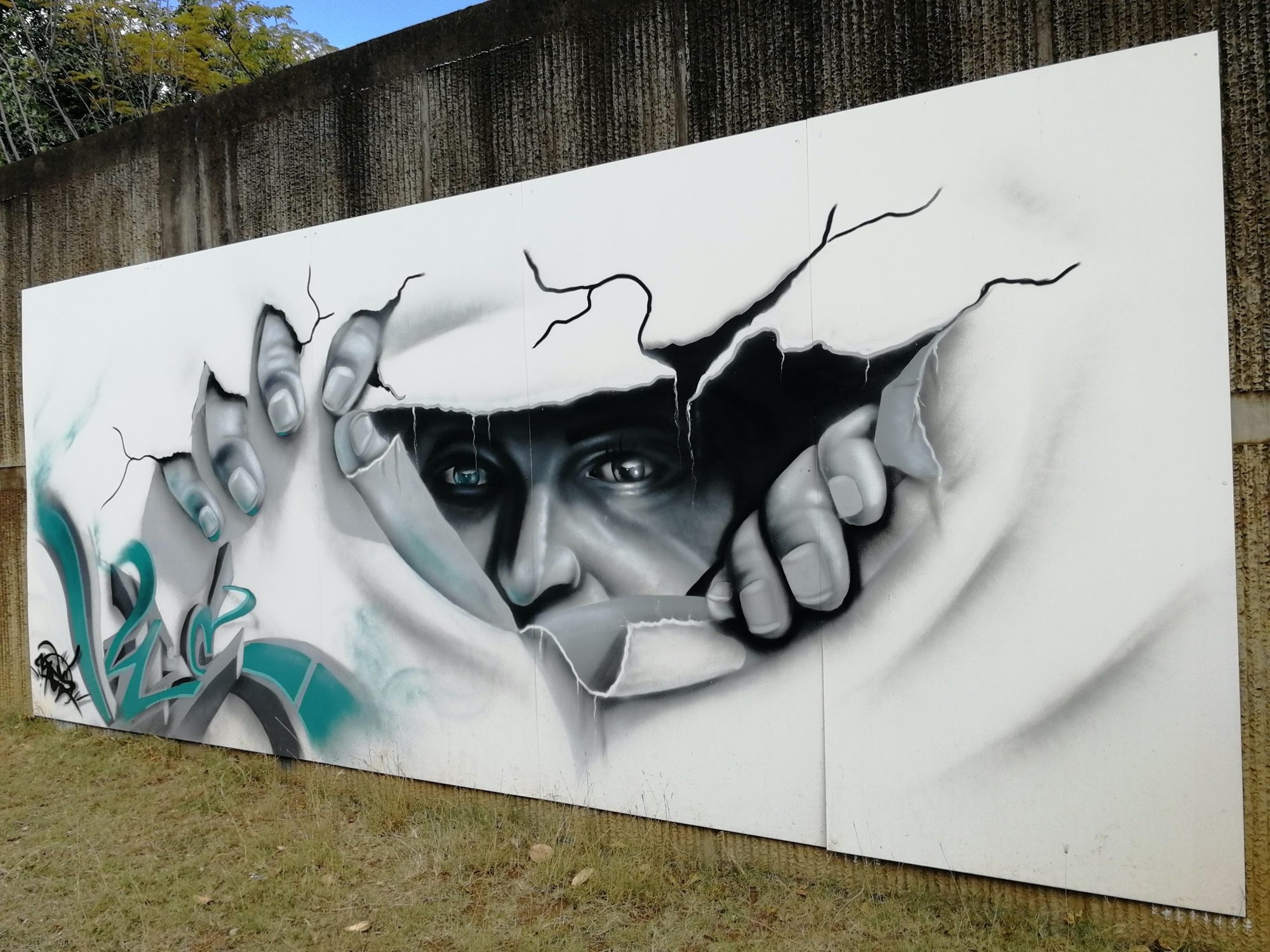 Le regard derrière le mur — Street art à Saint-Pierre