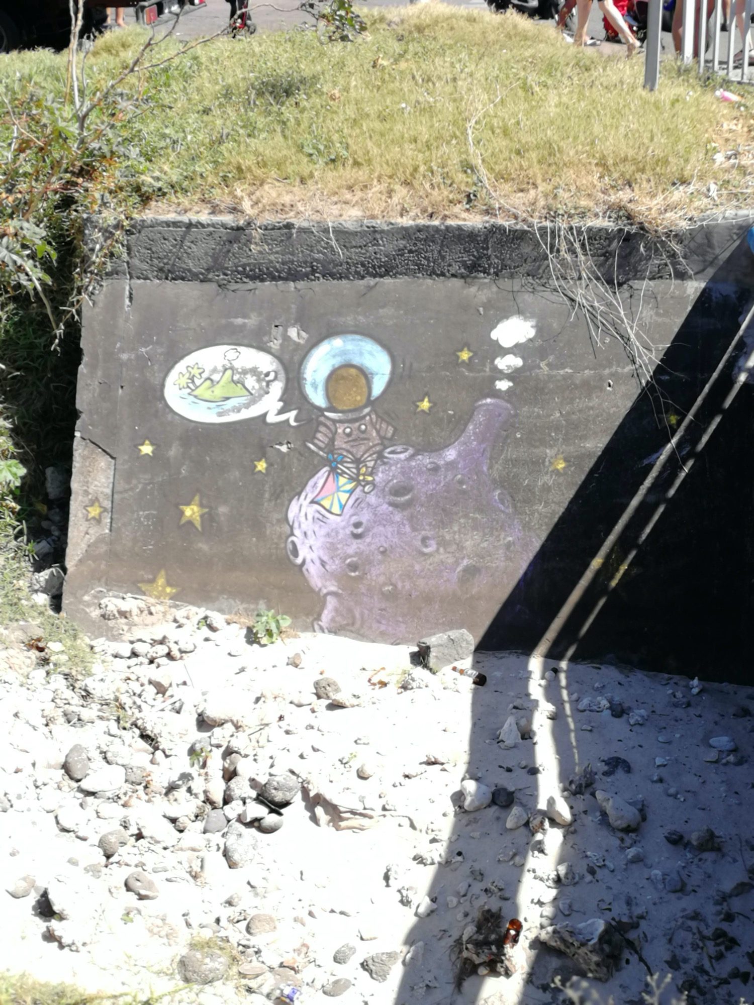 Gouzou astronaute sur la Lune — Street art de Jace à Saint-Pierre