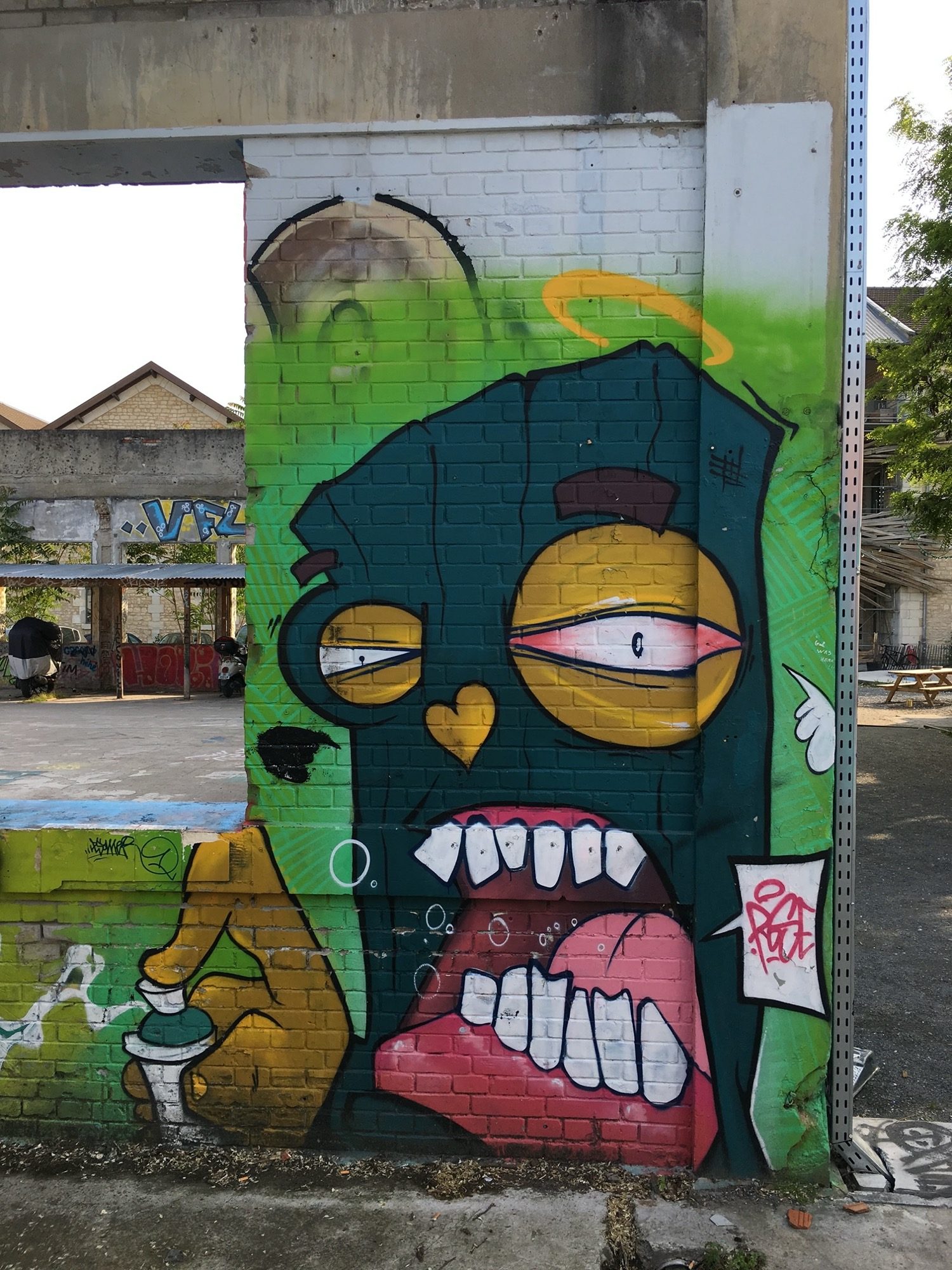 Green monster with pink teeth — Street art in Bordeaux