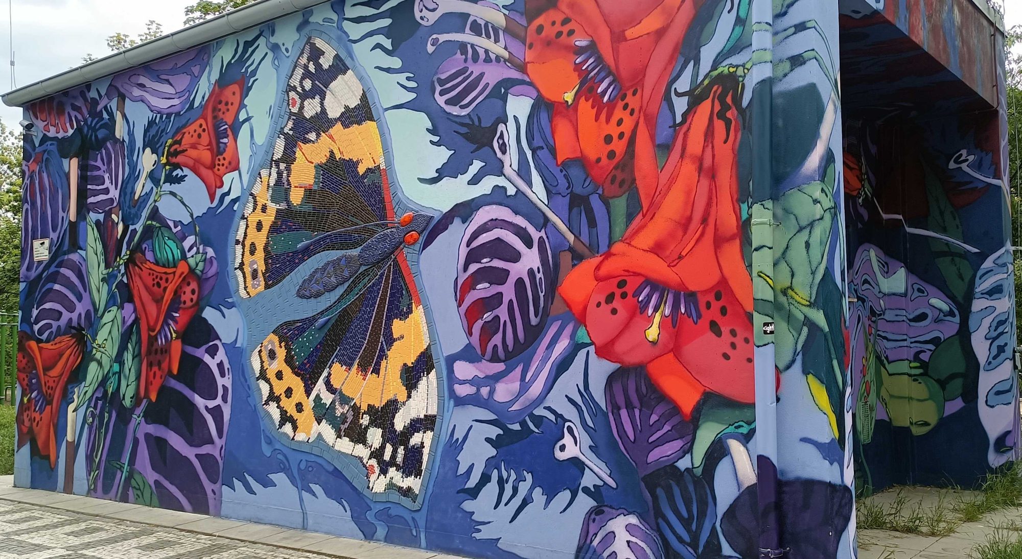 Grand papillon et fleurs tropicales rouges — Street art à Prague