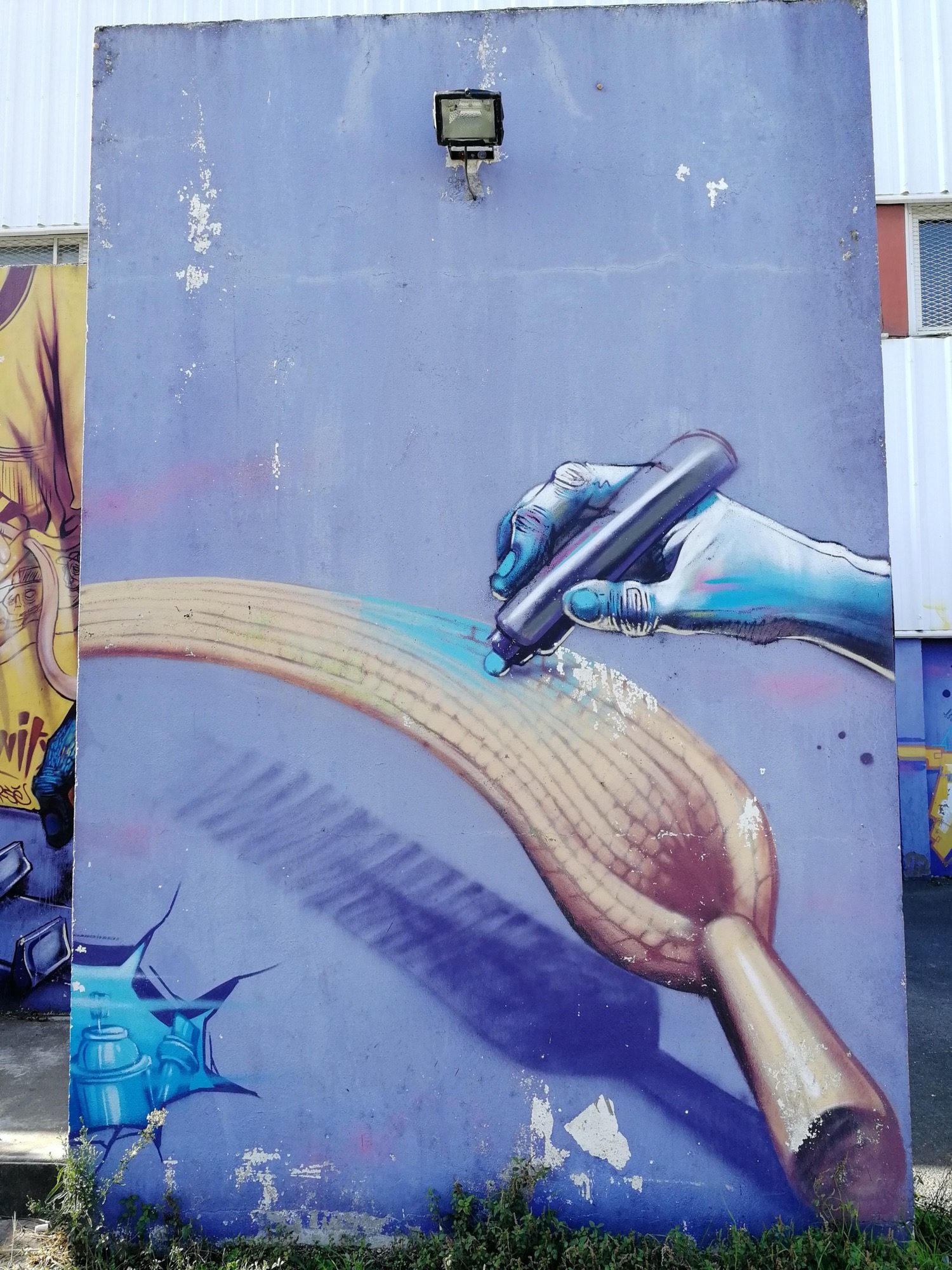 Main bleue à la bombe — Street art à Nantes