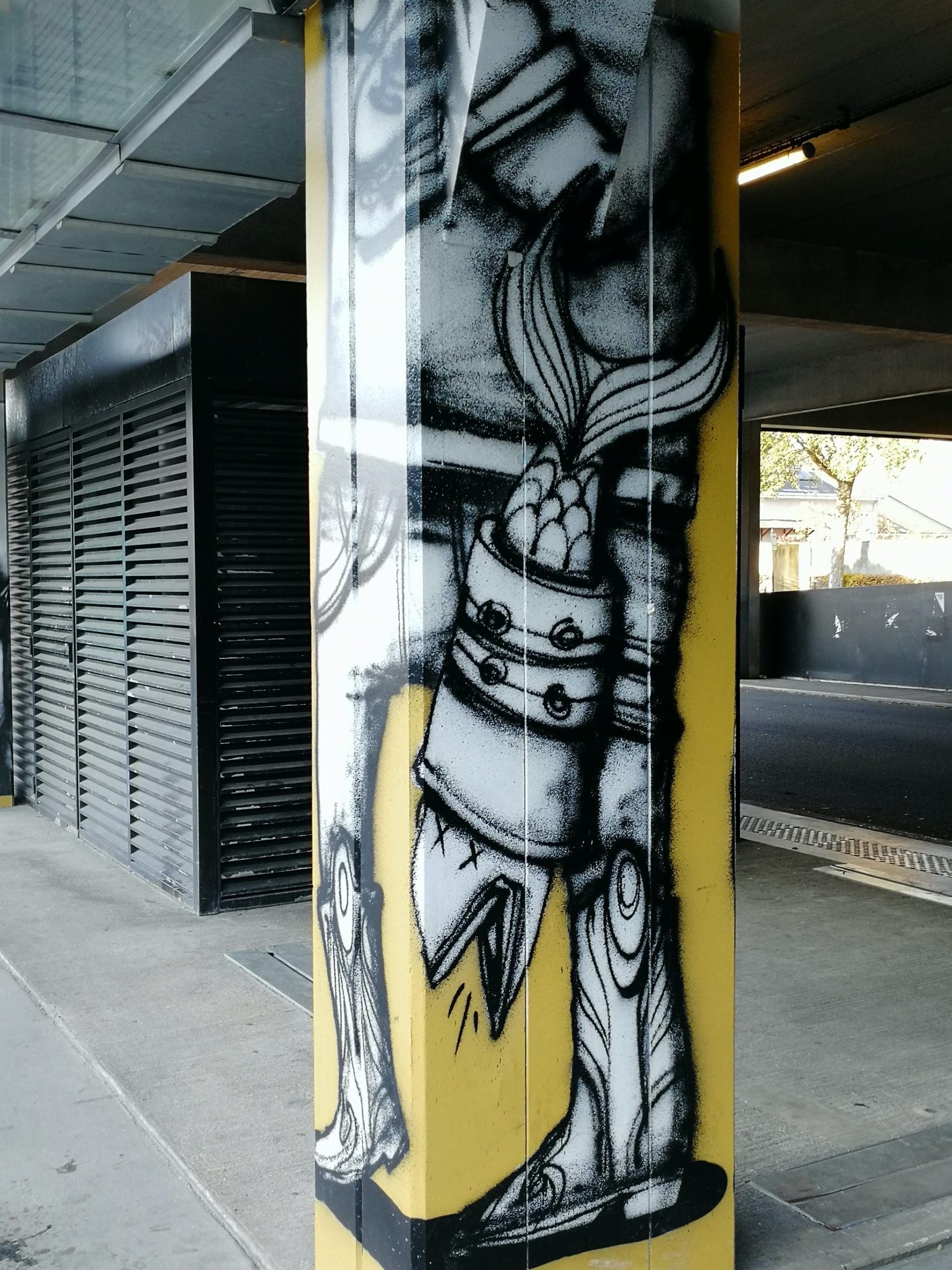 Colonne Beauséjour, créature hybride — Street art de Semor, Ador à Saint-Herblain