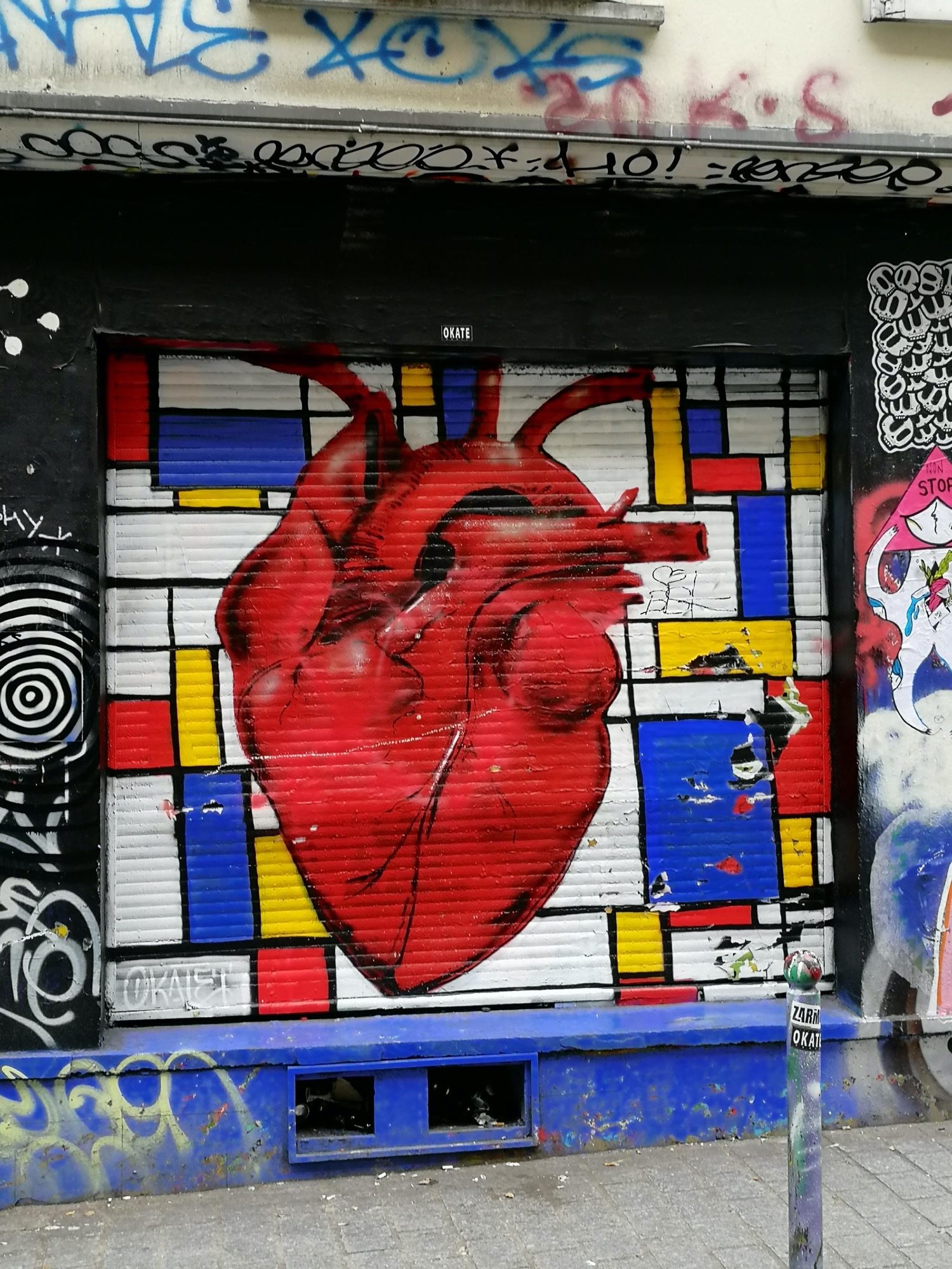 Cœur anatomique à la Mondrian — Street art à Paris