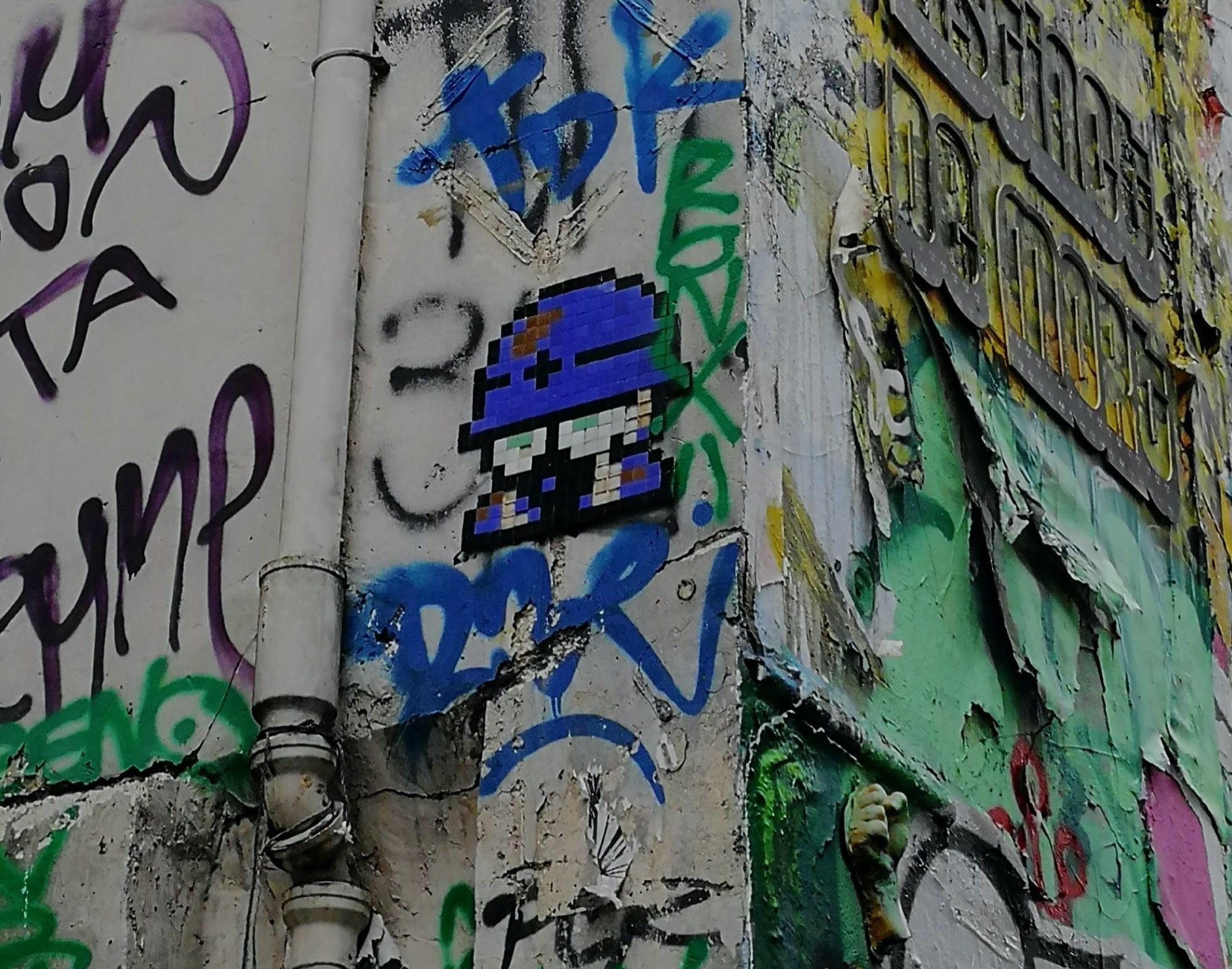 Champignon pixel art Rue Denoyez — Street art à Paris