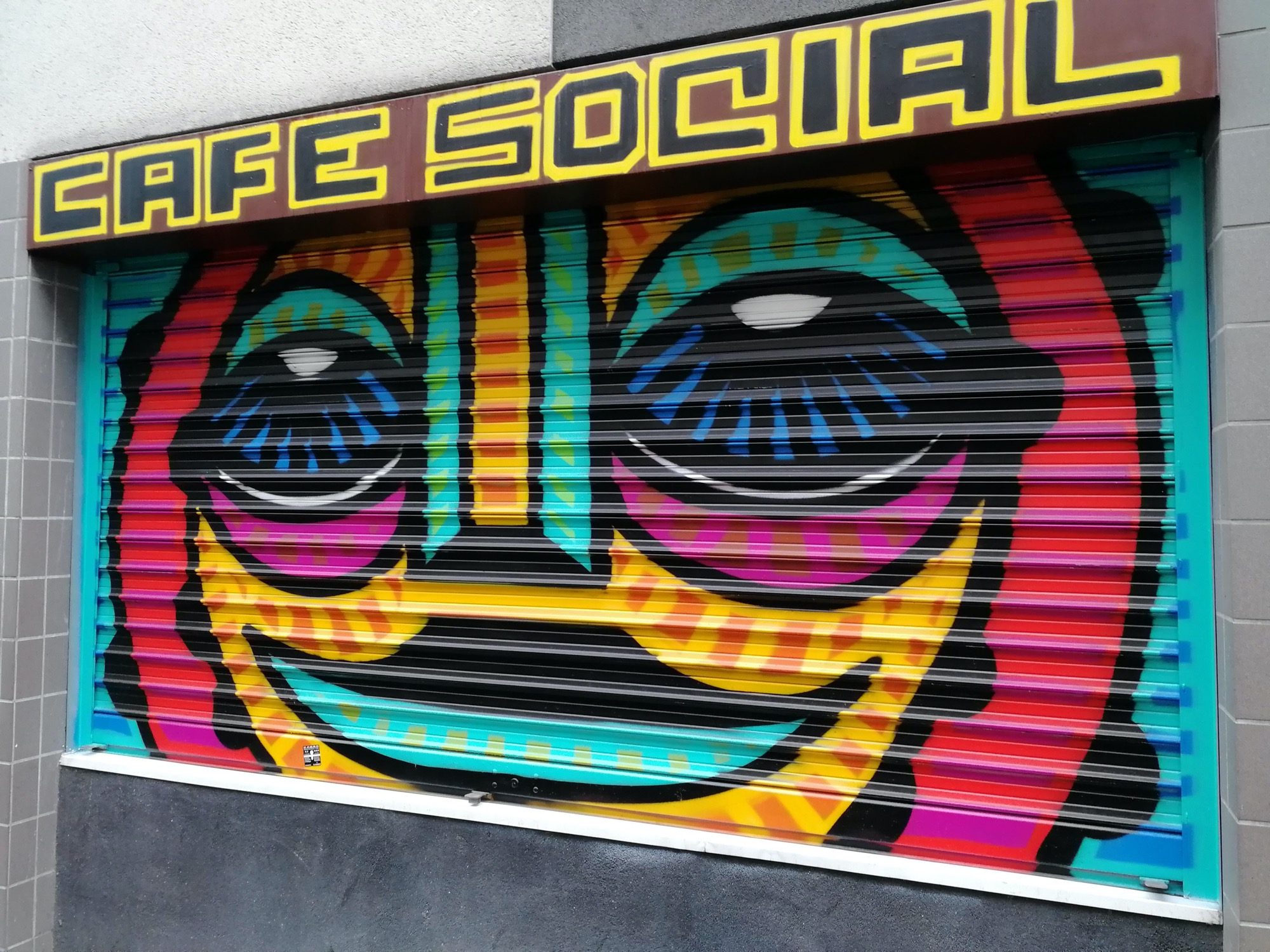 Masque tribal par Da Cruz — Street art de Da Cruz à Paris