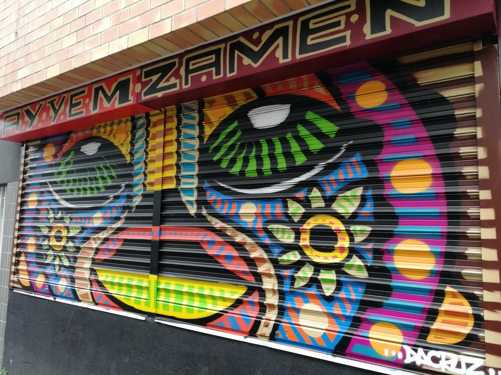 Yeux tribaux par Da Cruz — Street art de Da Cruz à Paris