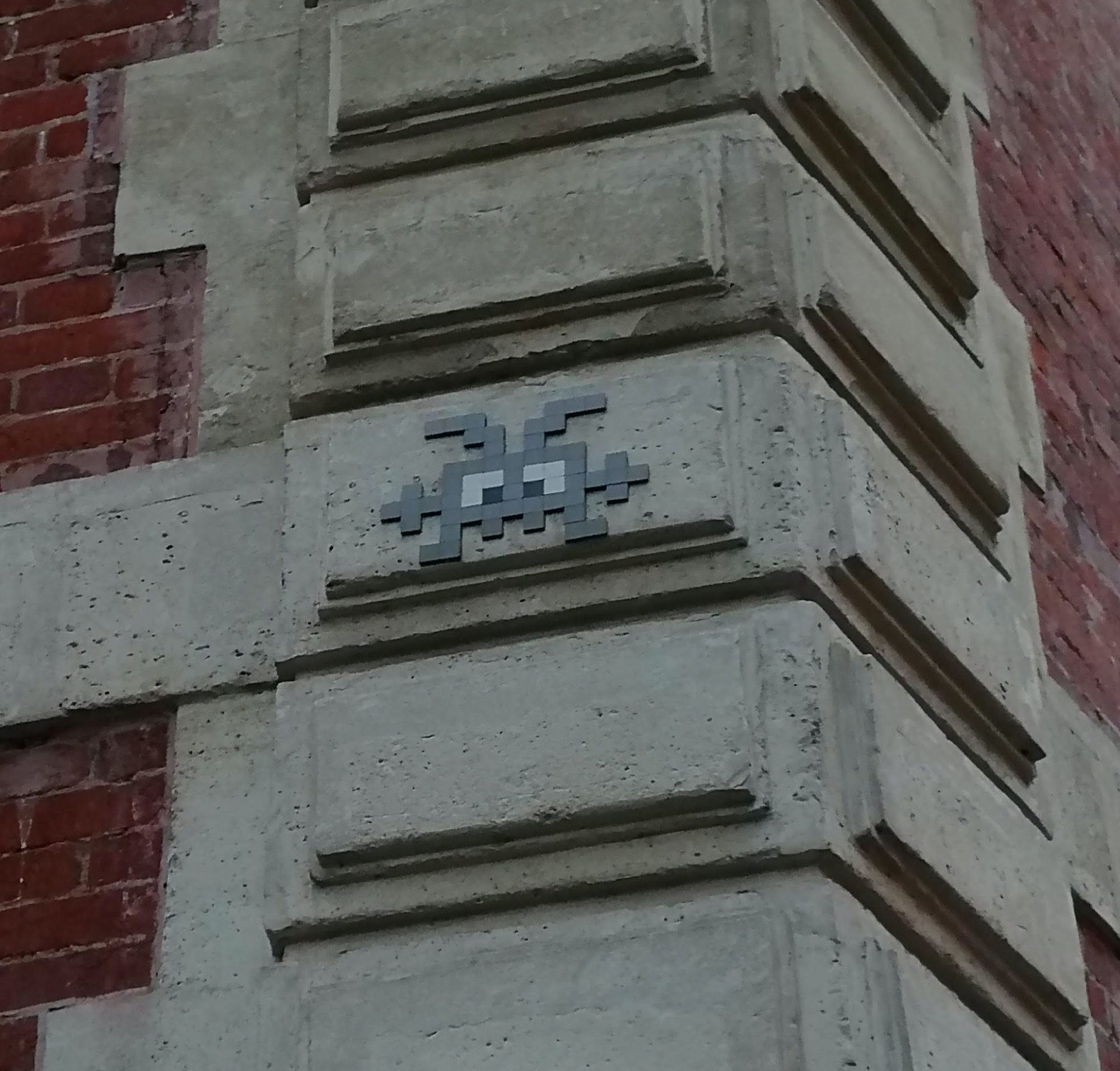 Space Invader gris sur pierre — Street art de Invader à Paris