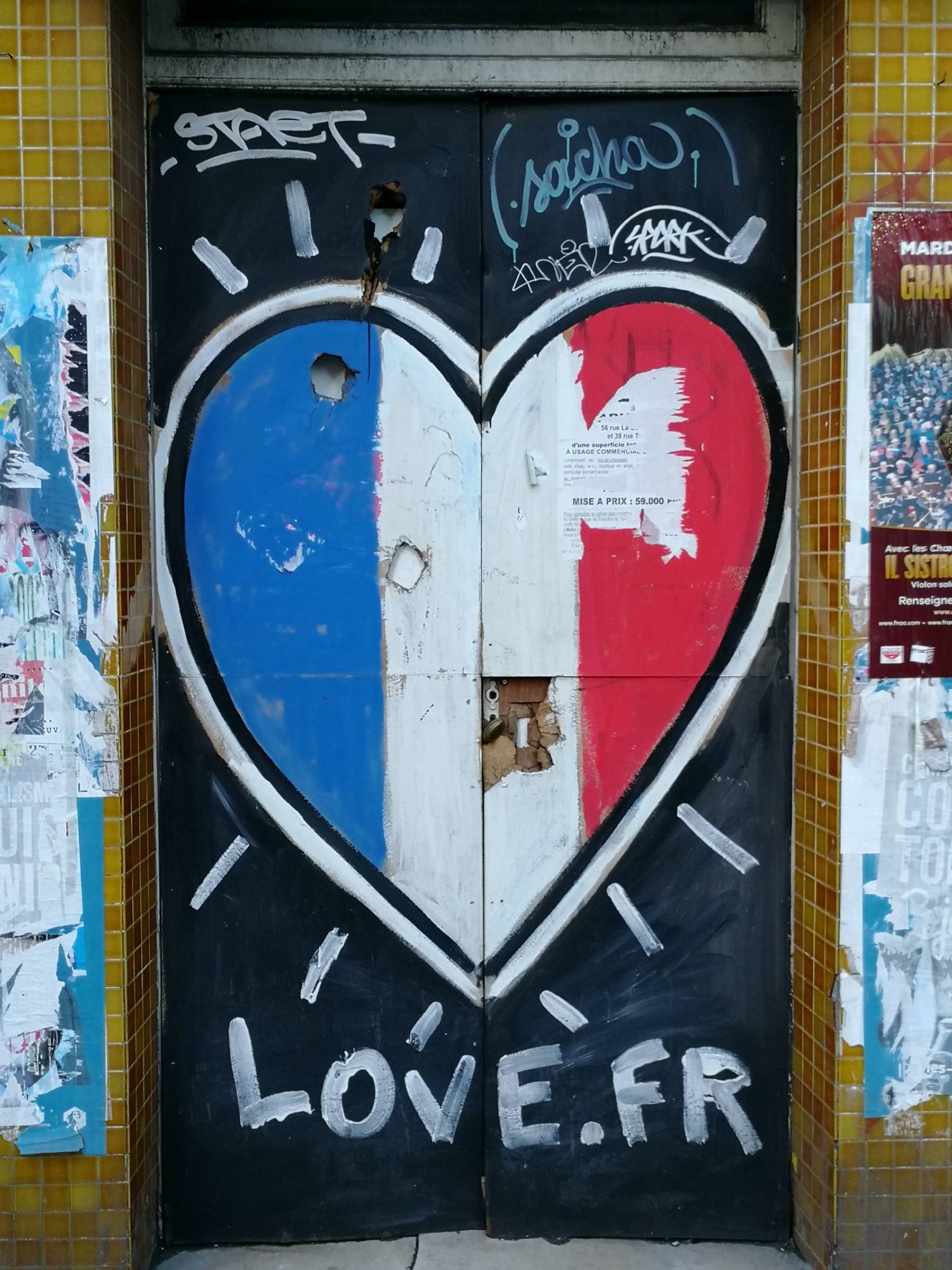 Love.fr — Tricolour Heart — Street art in Paris