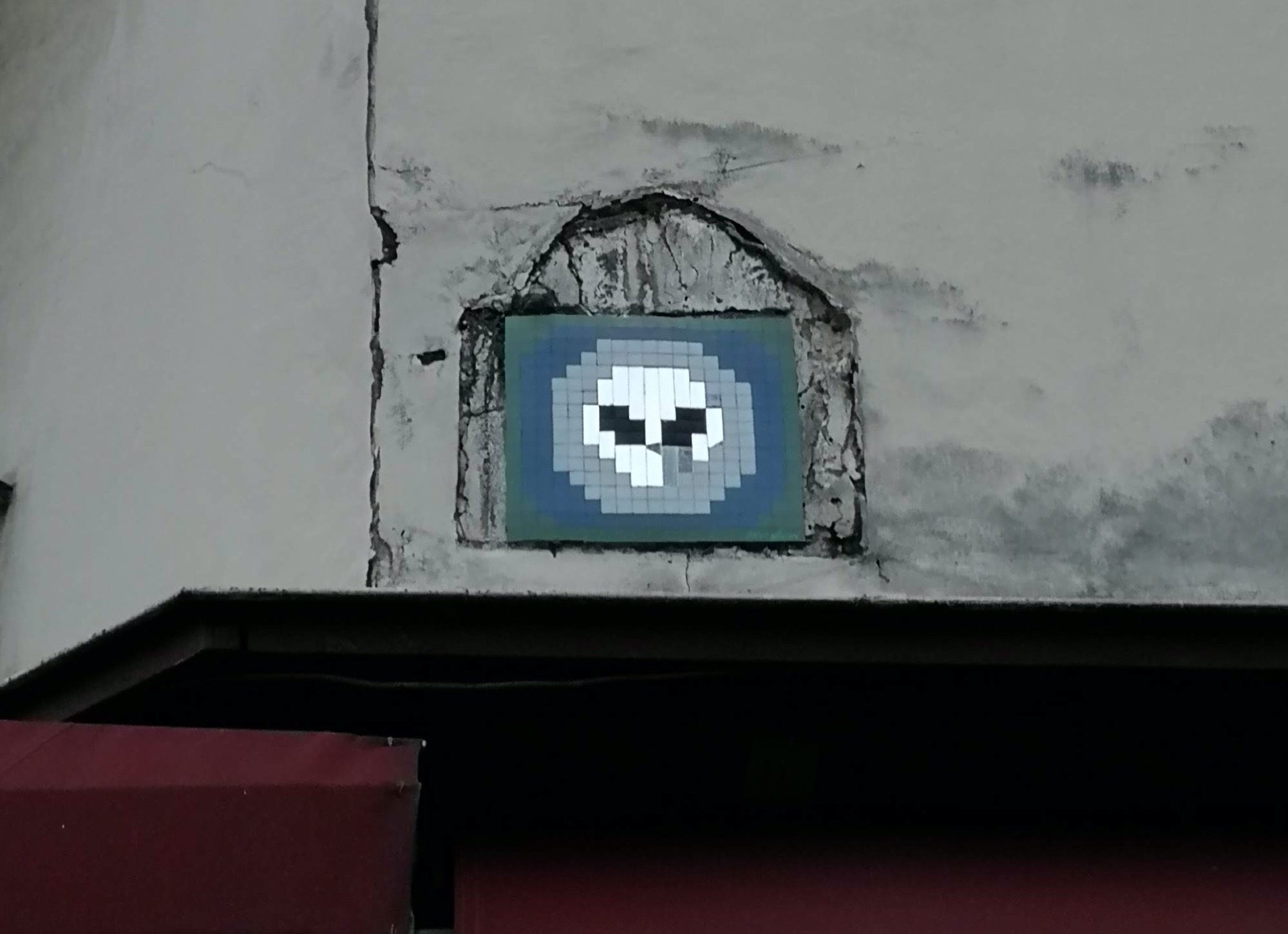 Tête de mort pixel par Invader — Street art de Invader à Paris