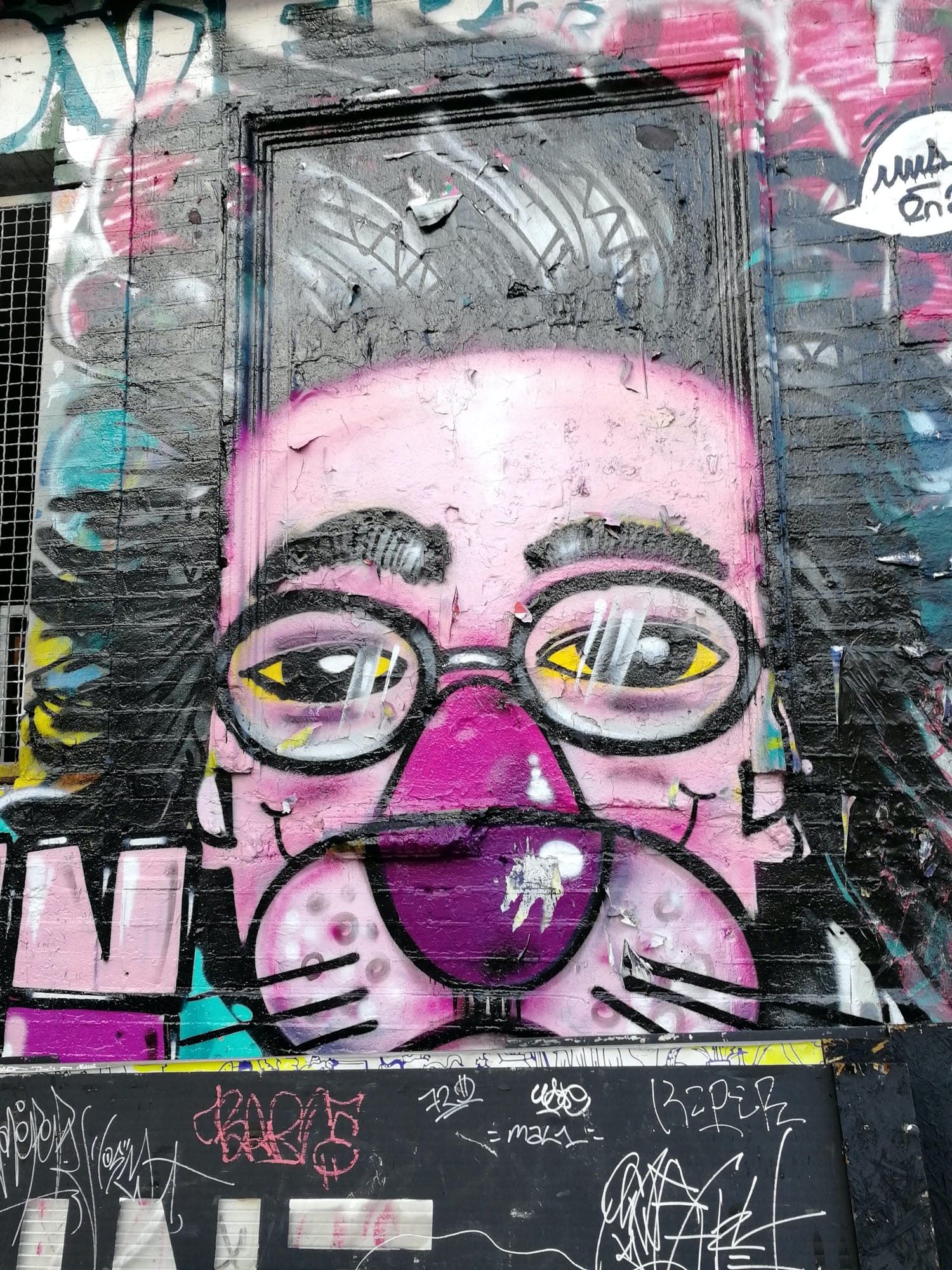 Visage rose aux lunettes rondes — Street art à Paris