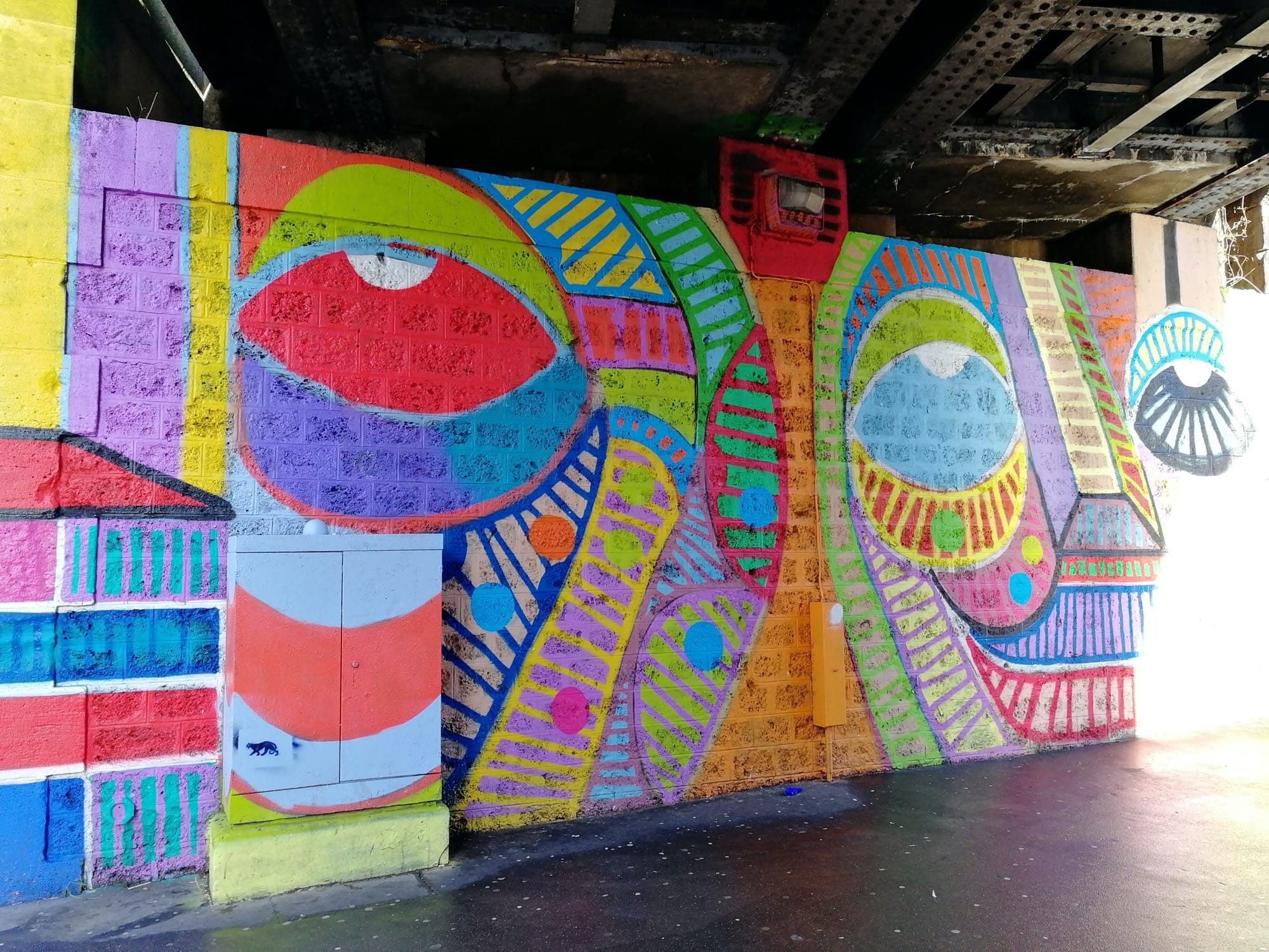 Fresque tribale sous le pont — Street art de Da Cruz à Paris