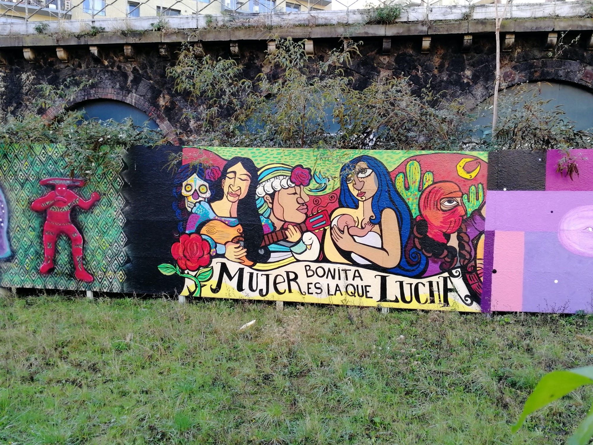 Mujer bonita es la que lucha — Street art de Pititore à Paris