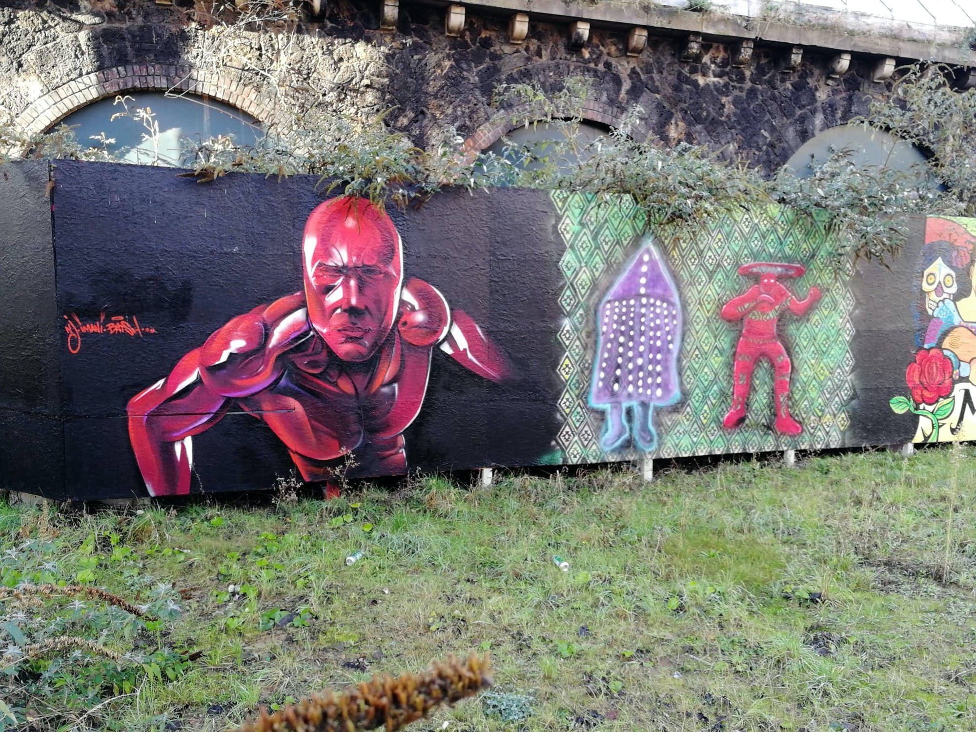 Athlète rouge et personnages colorés — Street art à Paris