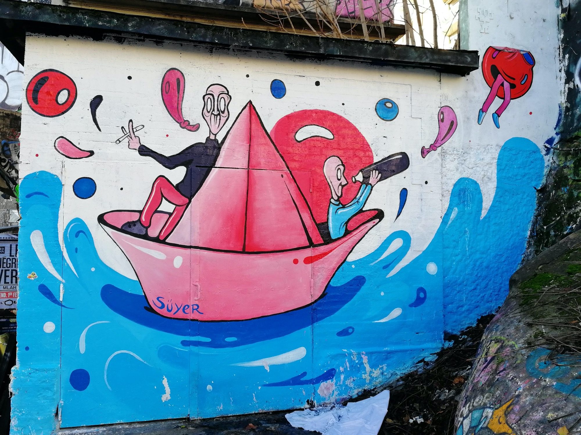 Personnages sur bateau en papier par Süyer — Street art de Süyer à Paris