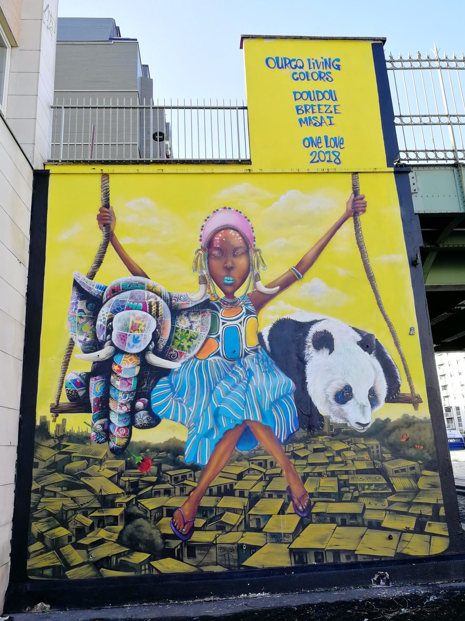 One Love - fillette sur balançoire, Paris — Street art de Doudou style, Breeze, Masai à Paris