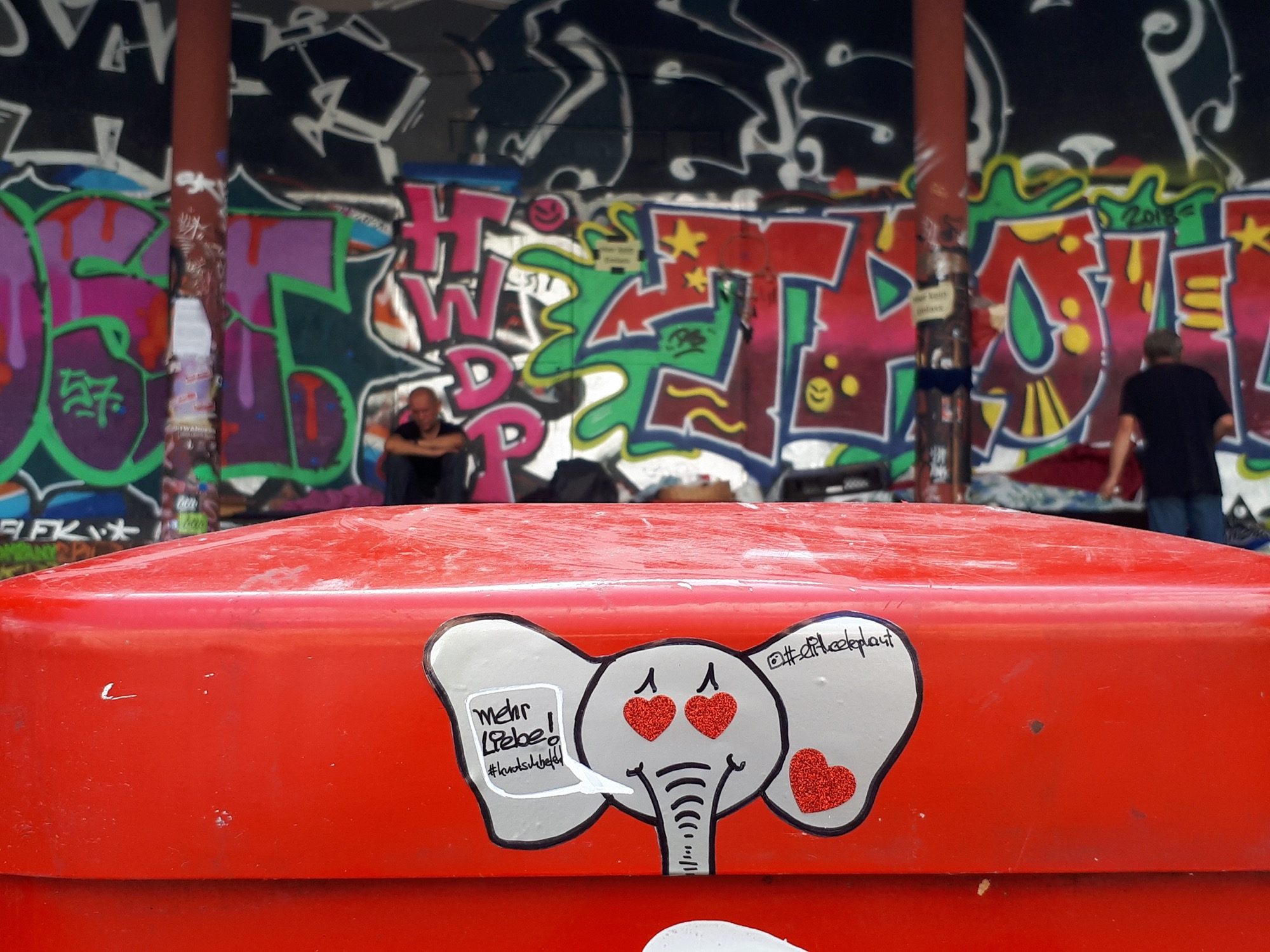 Éléphant de Bilmo sur container, Hambourg — Street art de Bilmo à Hamburg