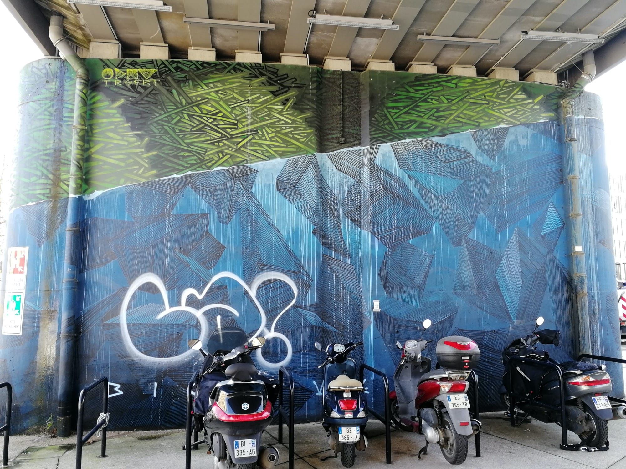 Blue Wildstyle and Sunglasses Character, Bordeaux — Street art in Bordeaux
