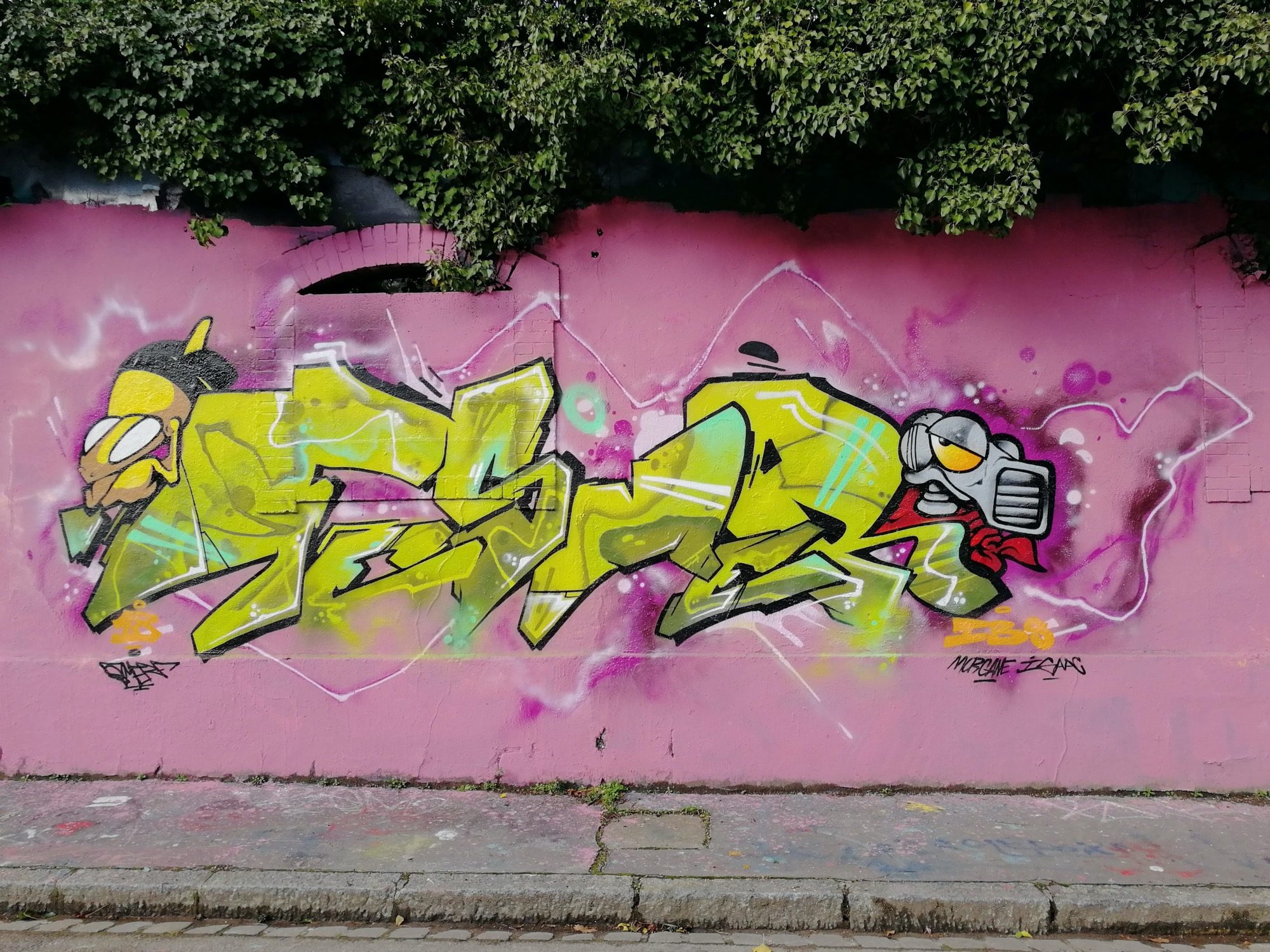 Lettrage jaune sur mur rose, Cardiff — Street art à Nantes