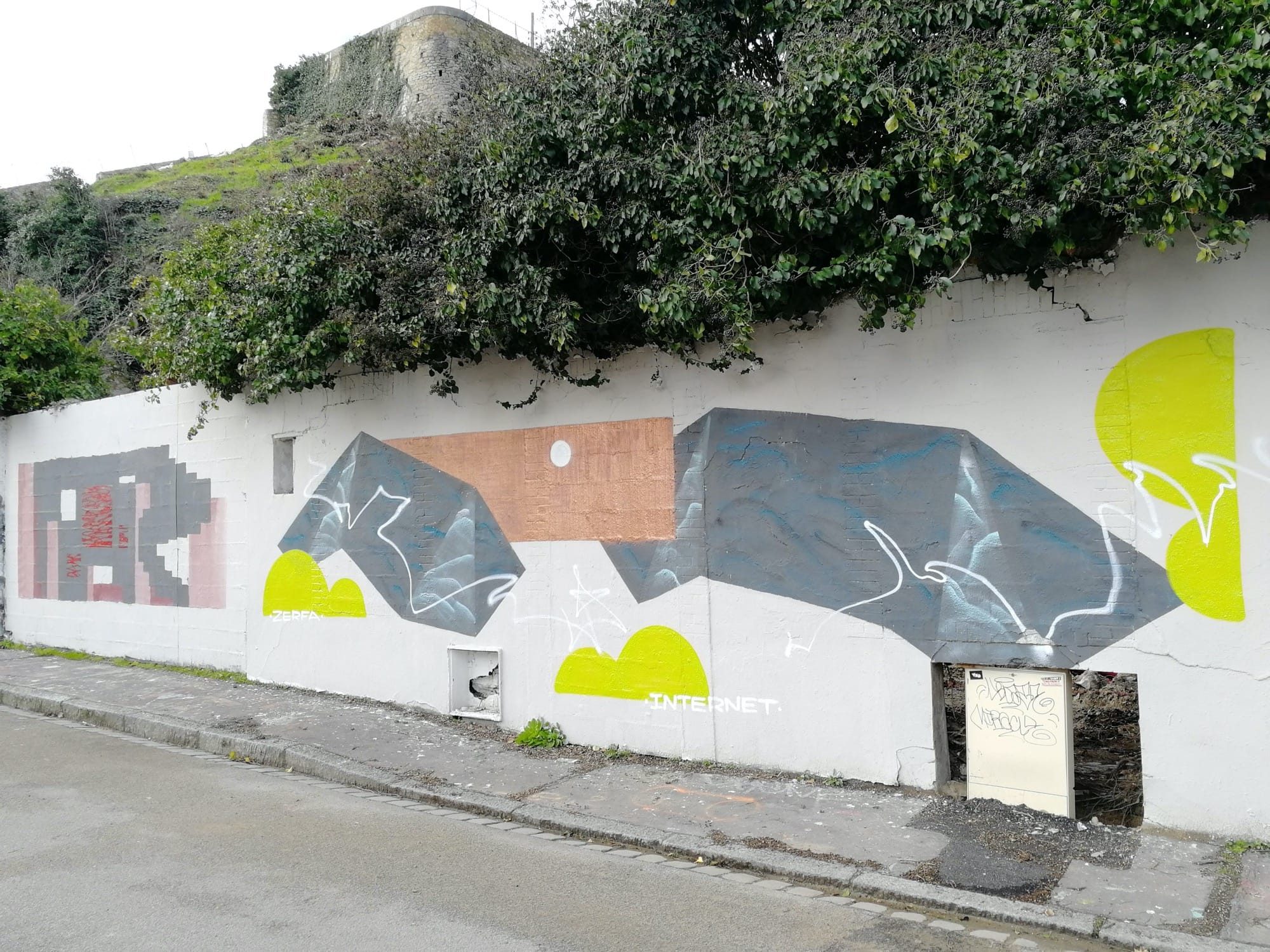 Lettrage turquoise et nuages, Nantes — Street art à Nantes