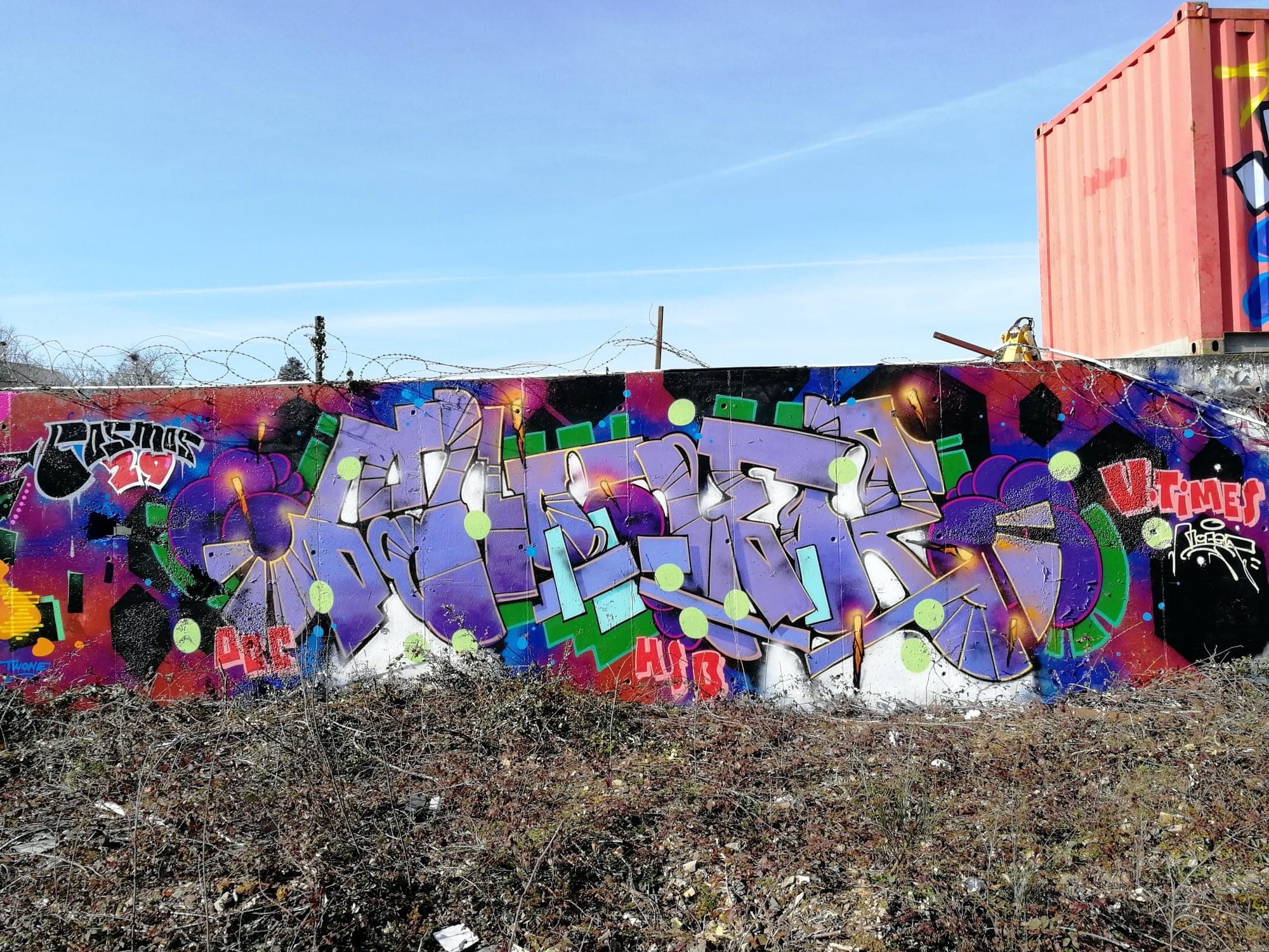 Purple Wildstyle with Green Dots — Street art in Nantes