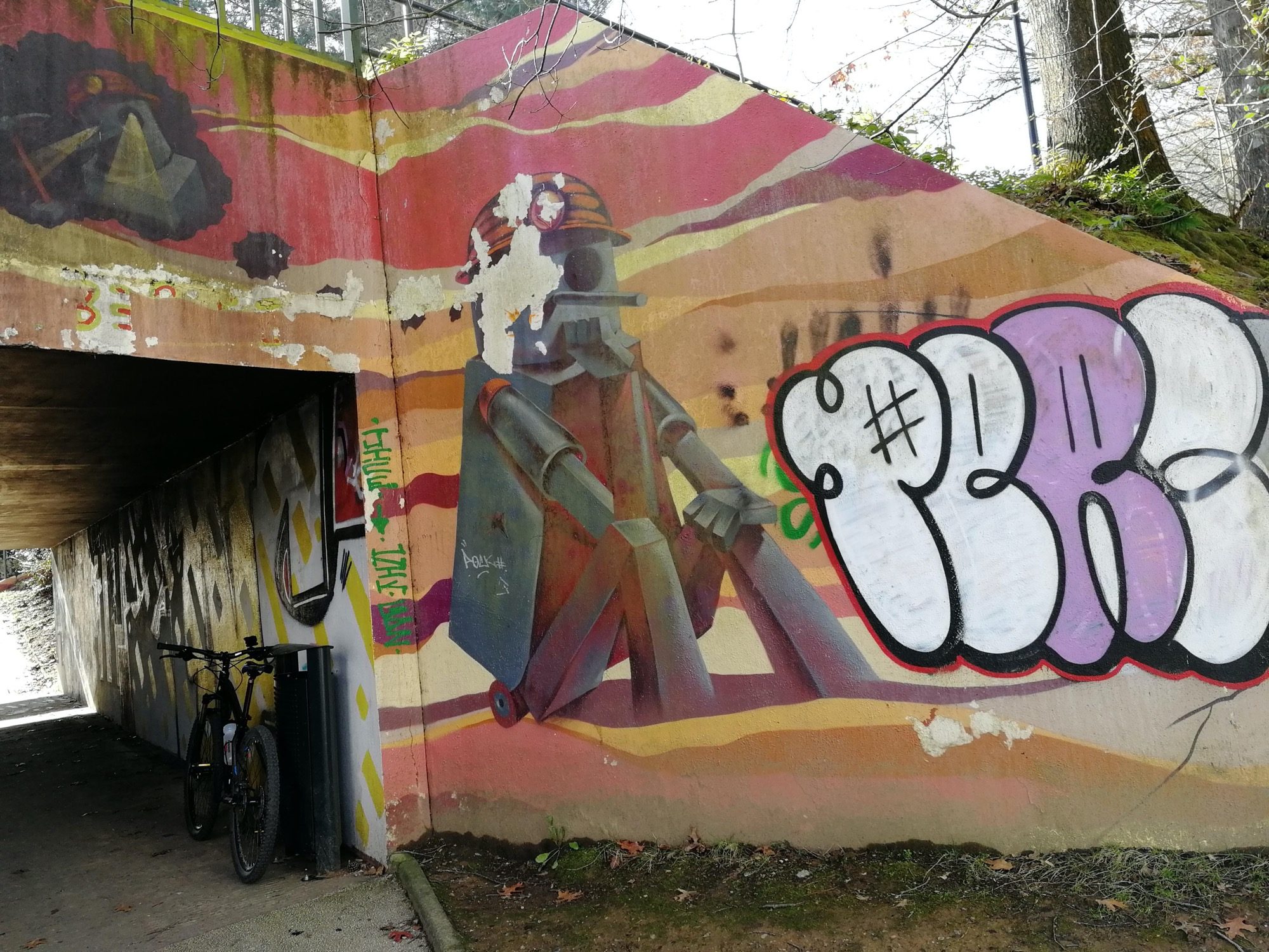 Le robot en armure sous le passage — Street art à Nantes