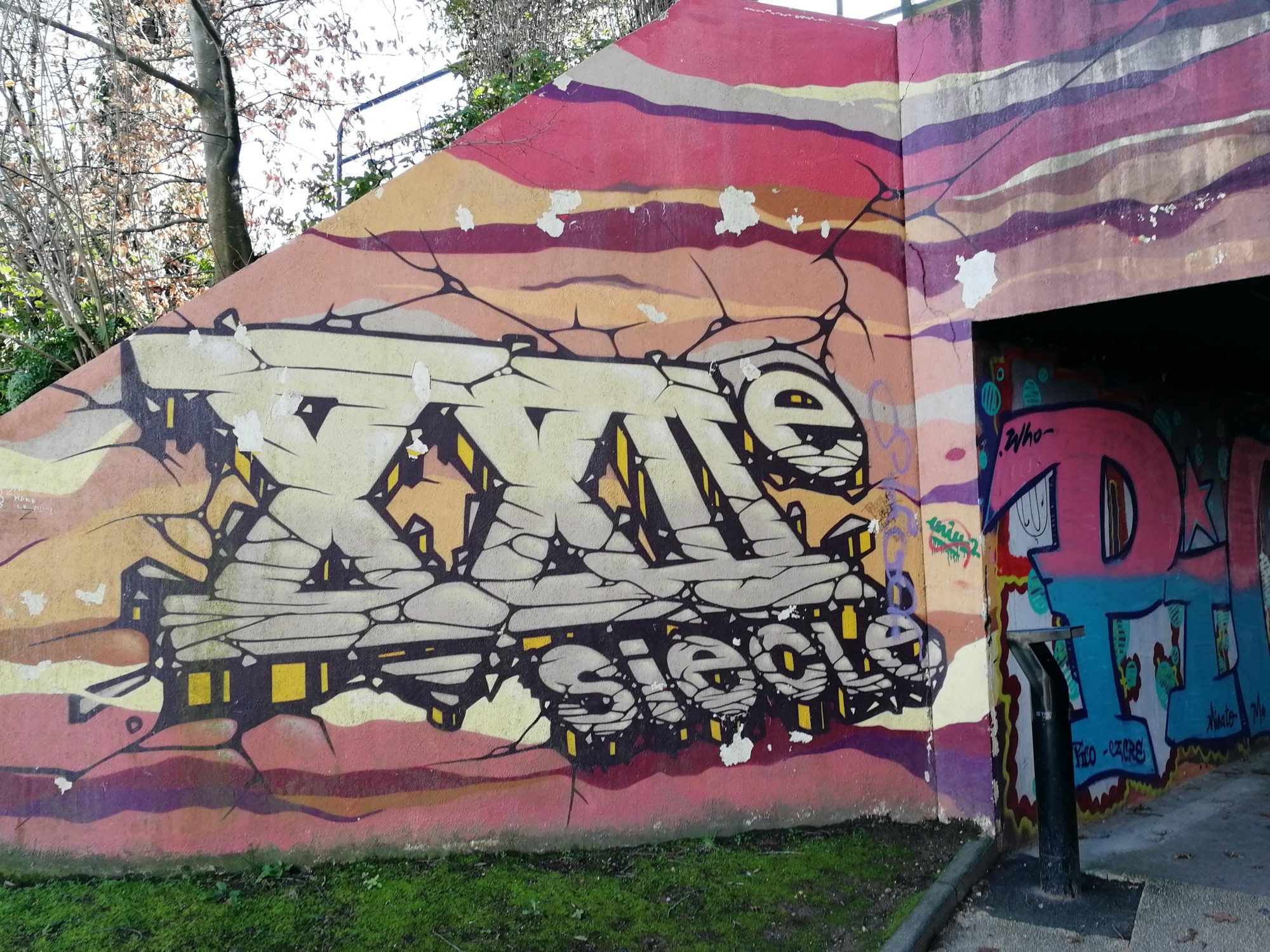 XXIe siècle, lettrage en pierre craquelée — Street art à Nantes