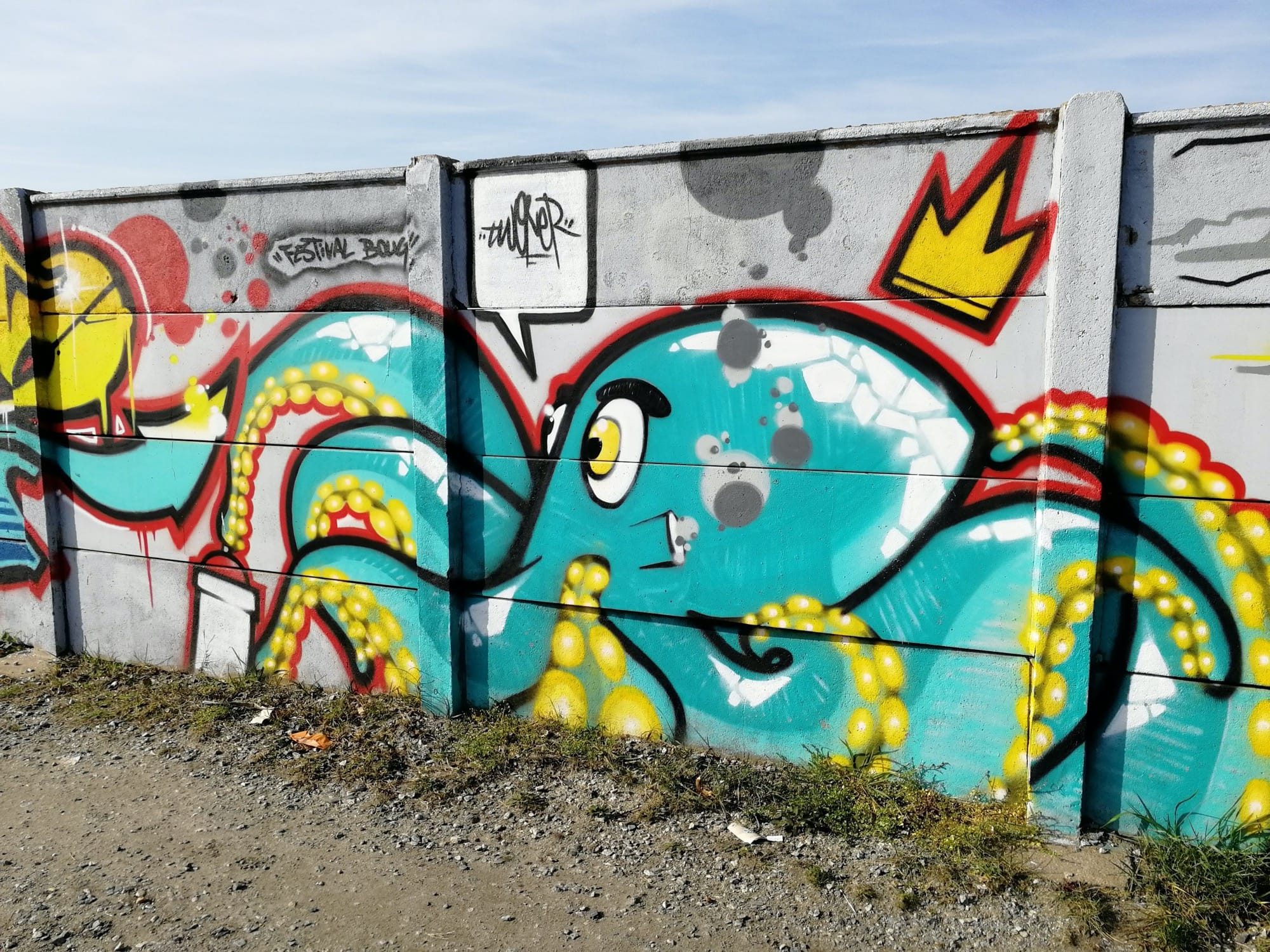 Pieuvre couronnée et bulle taguée — Street art à Saint-Nazaire