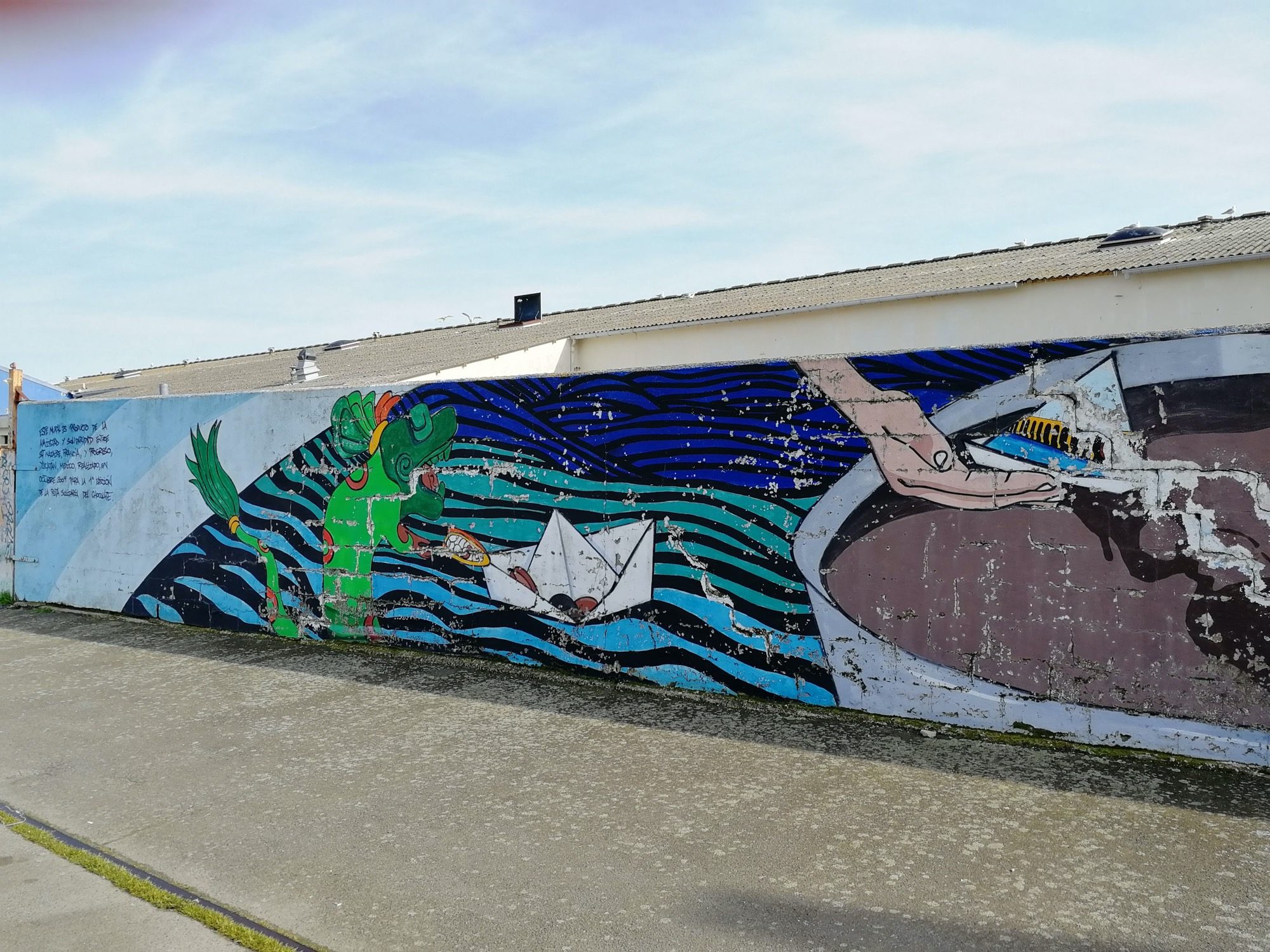 Créature emplumée et bateau de papier — Street art à Saint-Nazaire