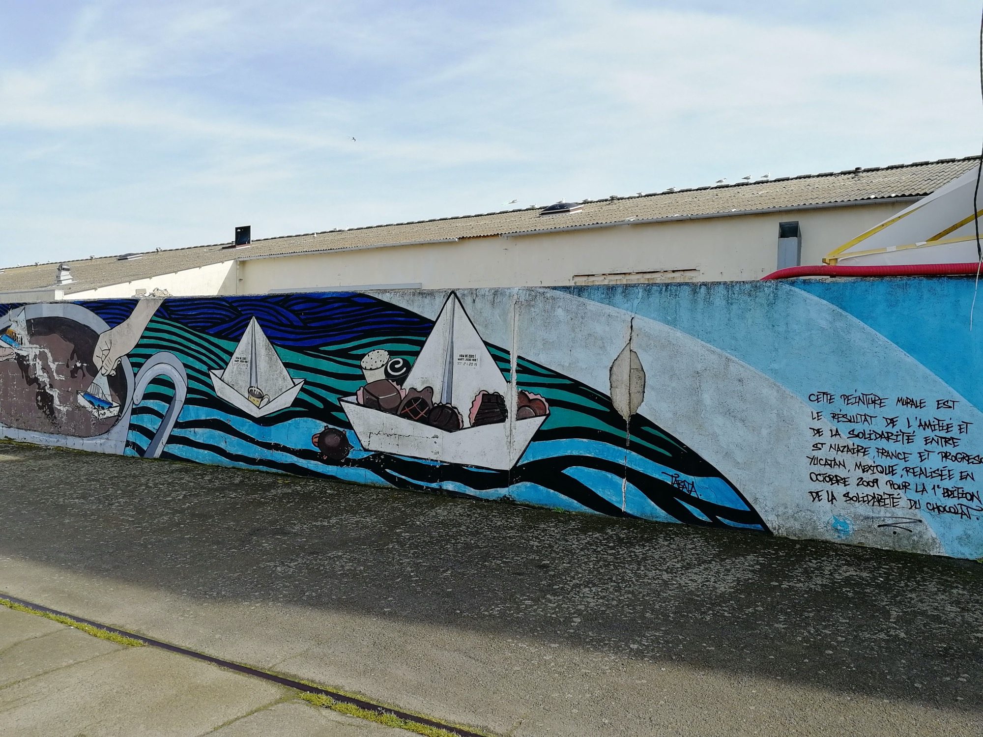 Créature emplumée et bateau de papier — Street art à Saint-Nazaire