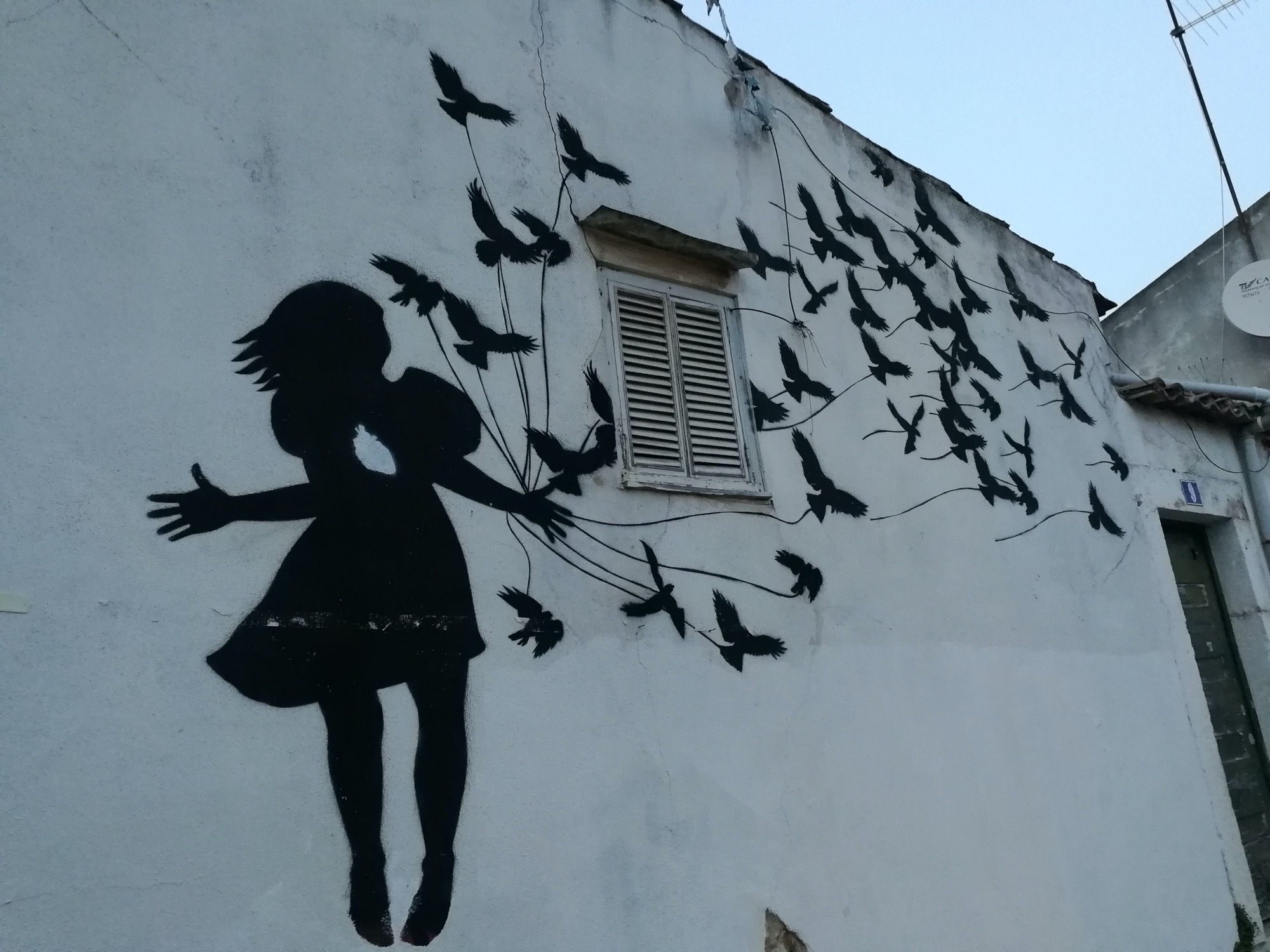 Silhouette Femme Oiseaux Pochoir Lisbonne — Street art à Lisbon