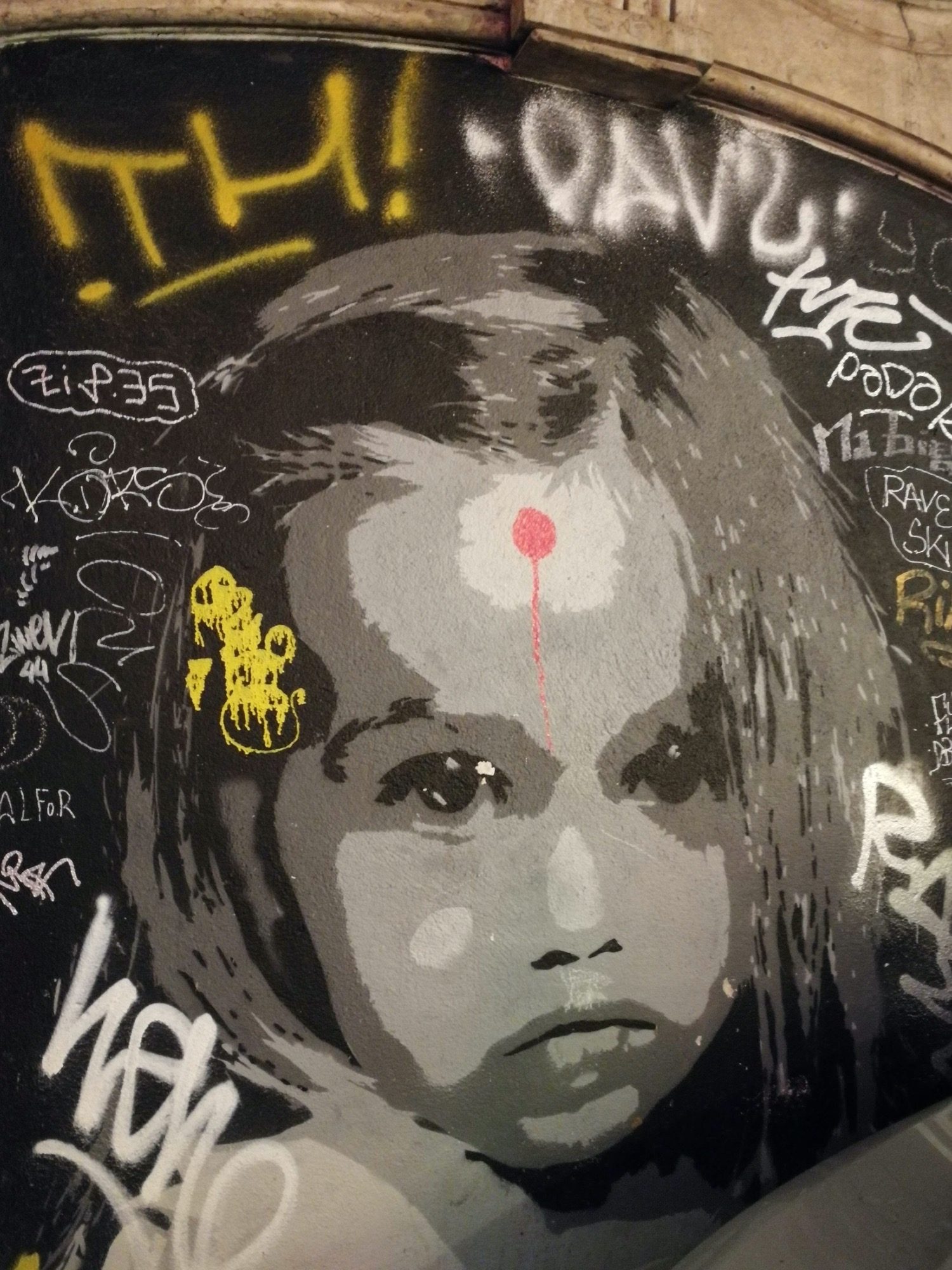 Enfant Ballon Rouge Pochoir Lisbonne — Street art à Lisboa