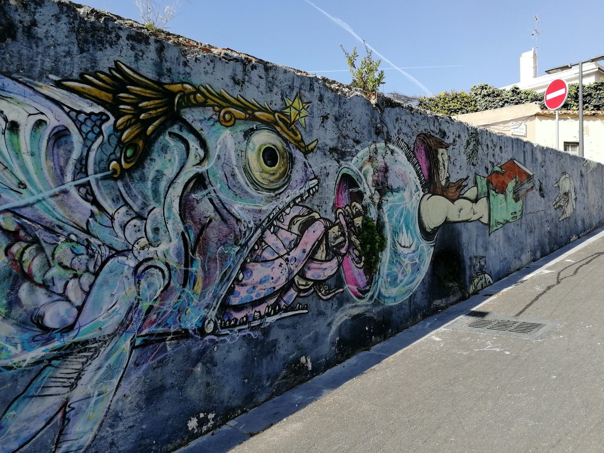 Crowned Blue Fish Dragon Lisbon — Street art in Lisboa
