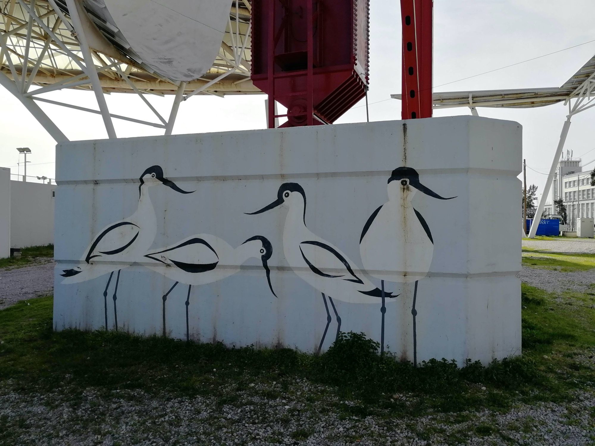 Échassiers Blanc Bloc Béton Tage — Street art à Lisboa