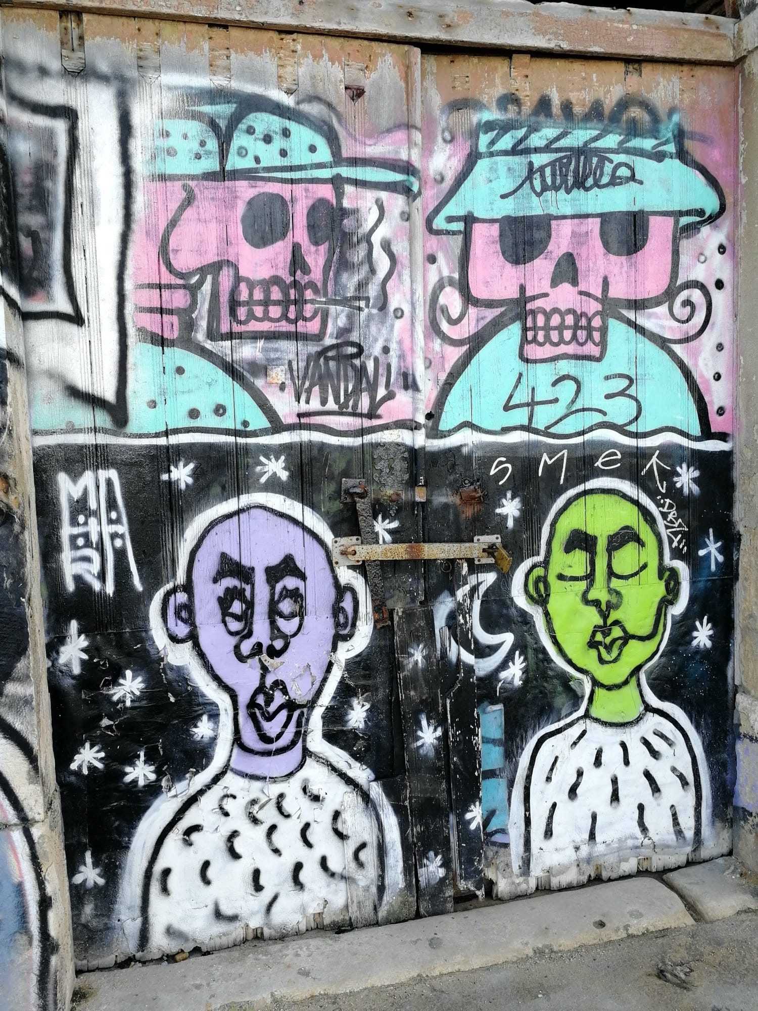 Têtes de Mort et Personnages - Porte — Street art à Lisboa